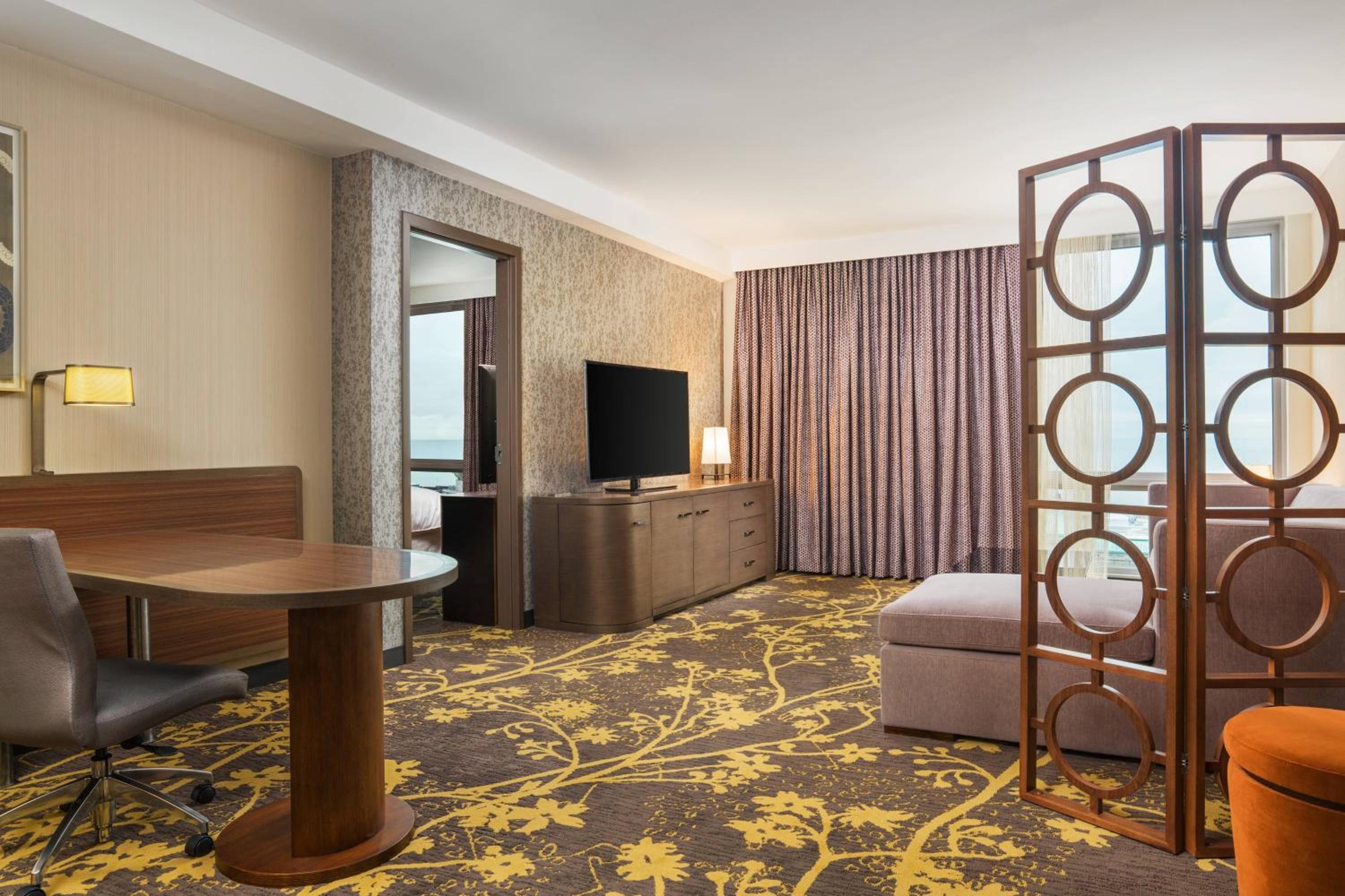 Larger Suite, 1 King, Sofa bed, City view photo 2