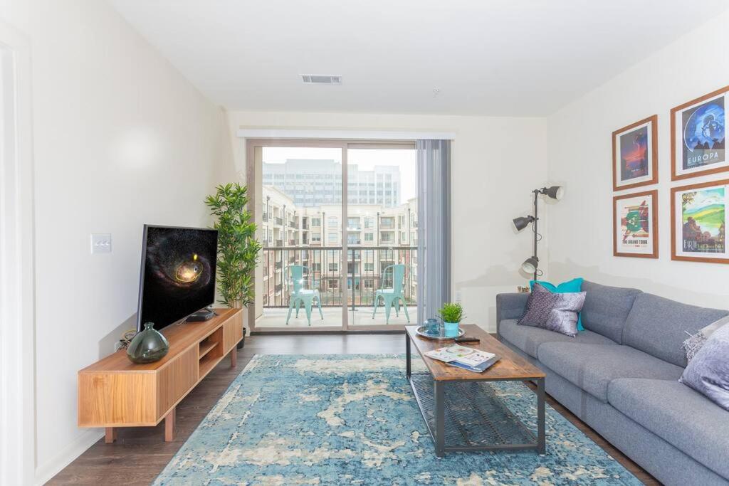 Apartment with Pool View