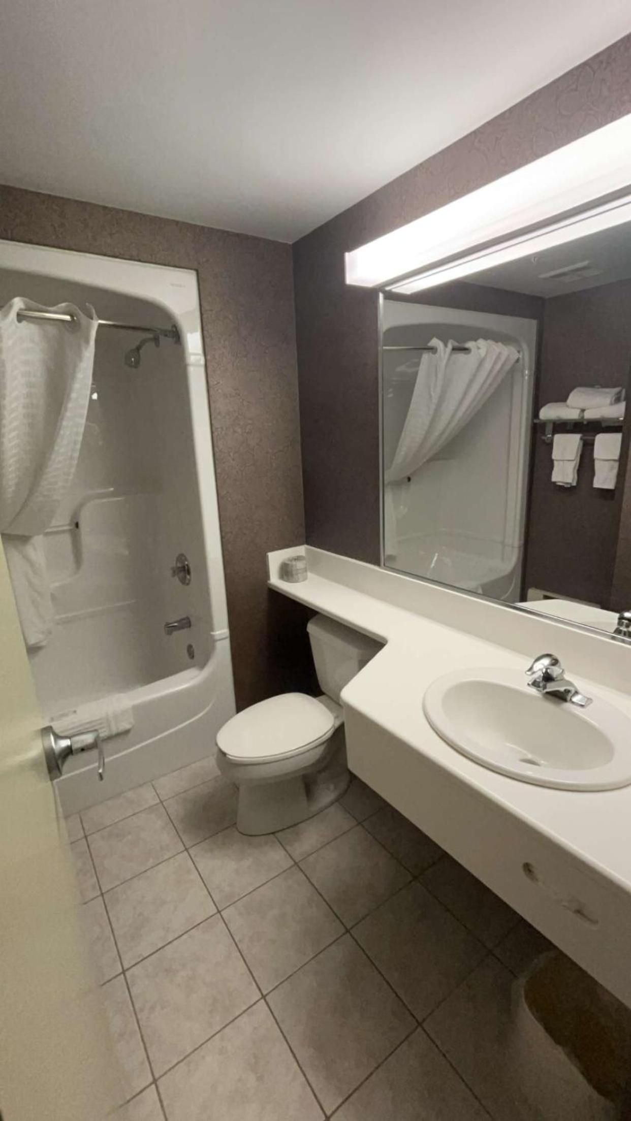 Deluxe Queen Room with Two Queen Beds - Non-Smoking photo 3