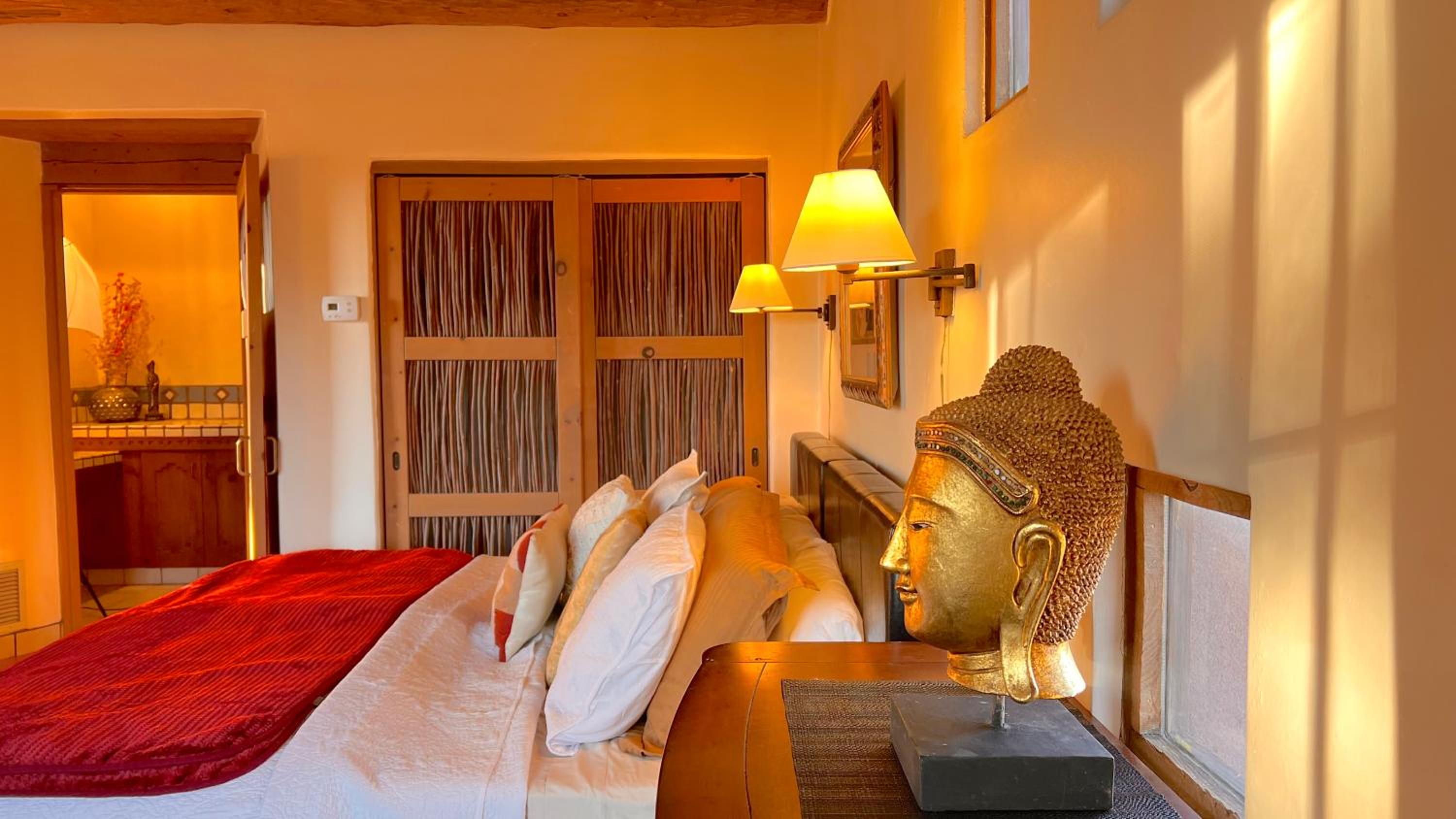 Deluxe King Suite photo 3