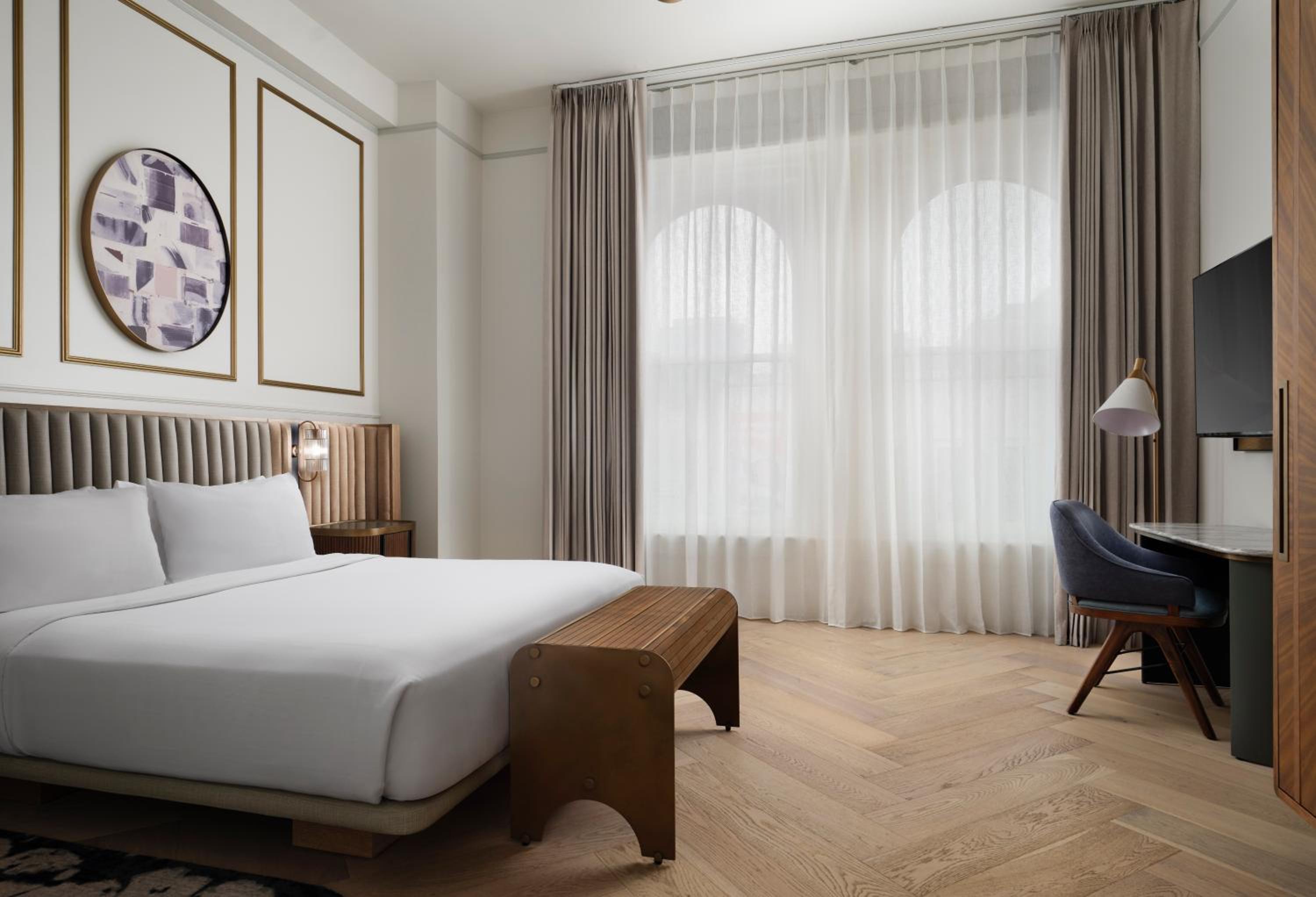 King Room with One King Bed and Roll In Shower (Non Smoking) (Accessible)