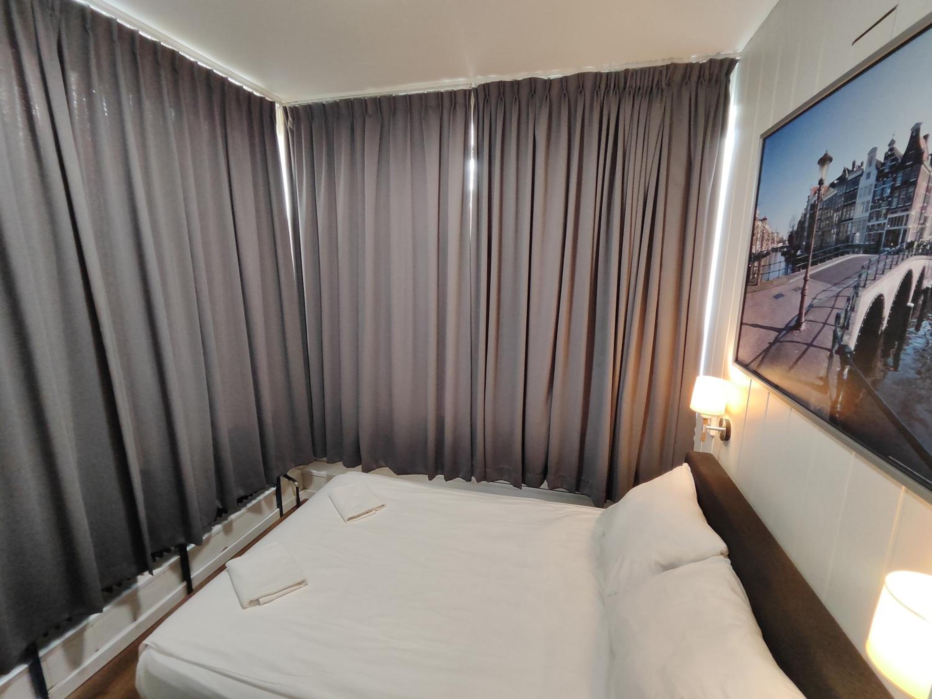 Economy Double Room with Shared Bathroom and Toilet photo 2