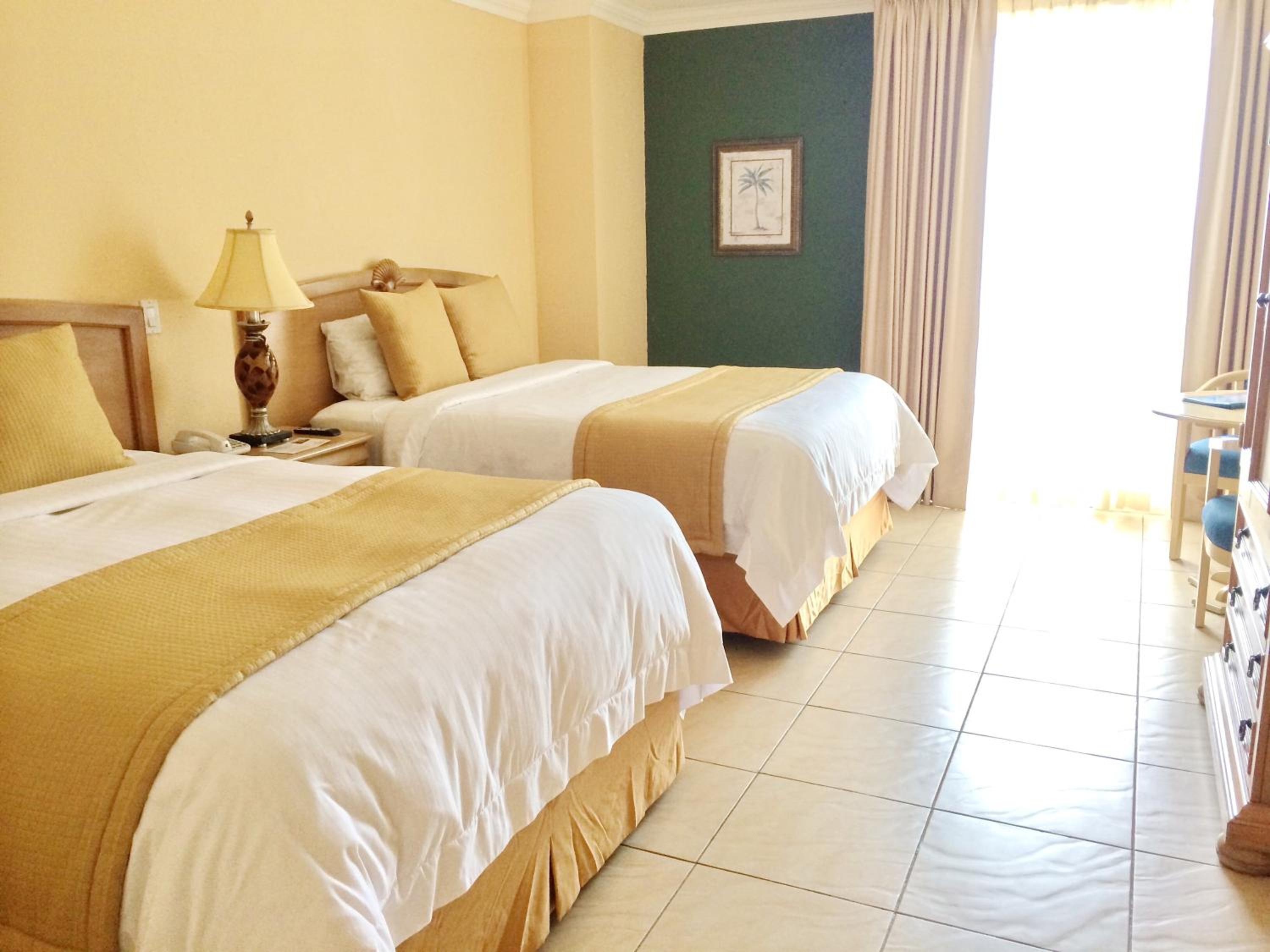 Queen Room with Two Queen Beds photo 3