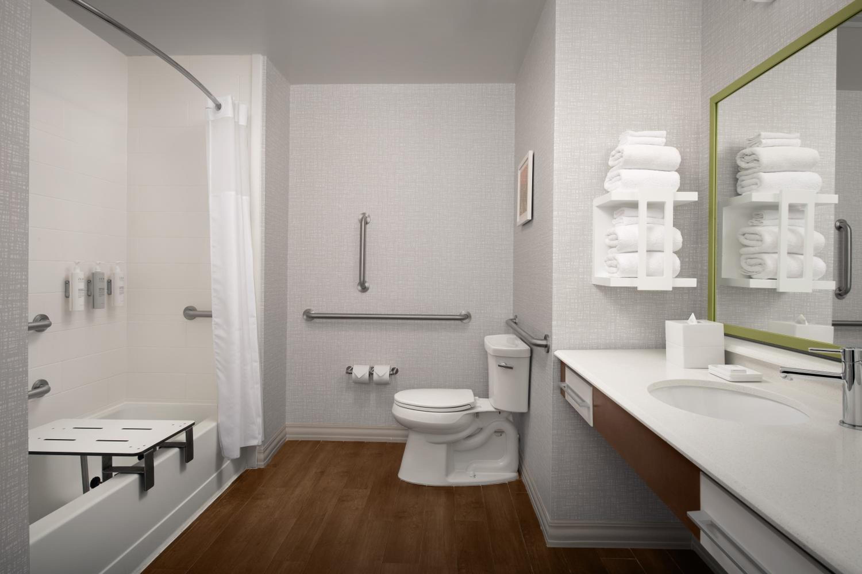 Queen Room with Two Queen Beds - Mobility Access/Non-Smoking photo 3