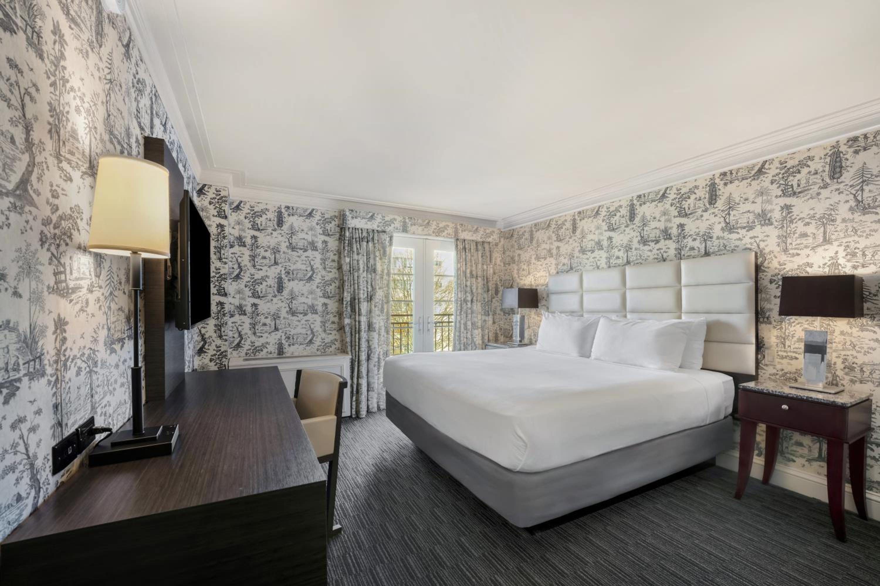 Deluxe King Room - Photo 6