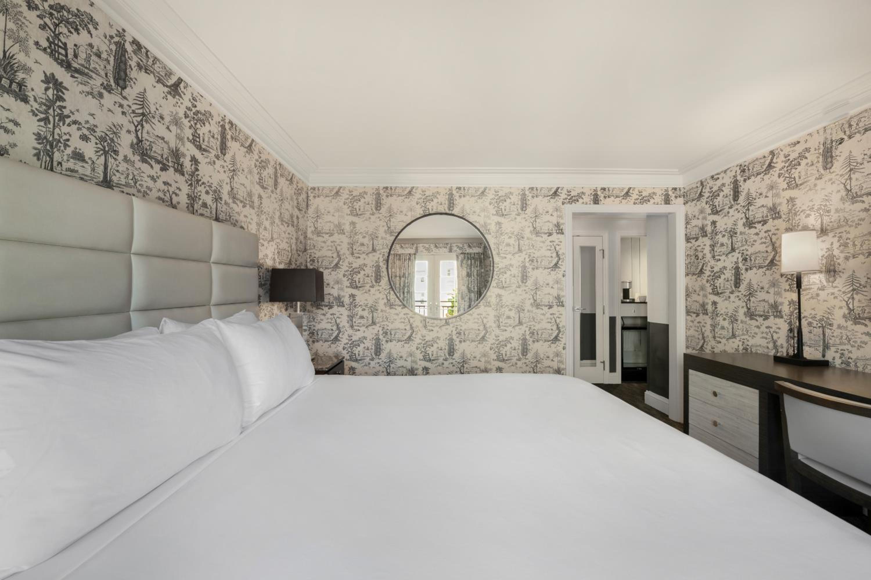 Deluxe King Room - Photo 1