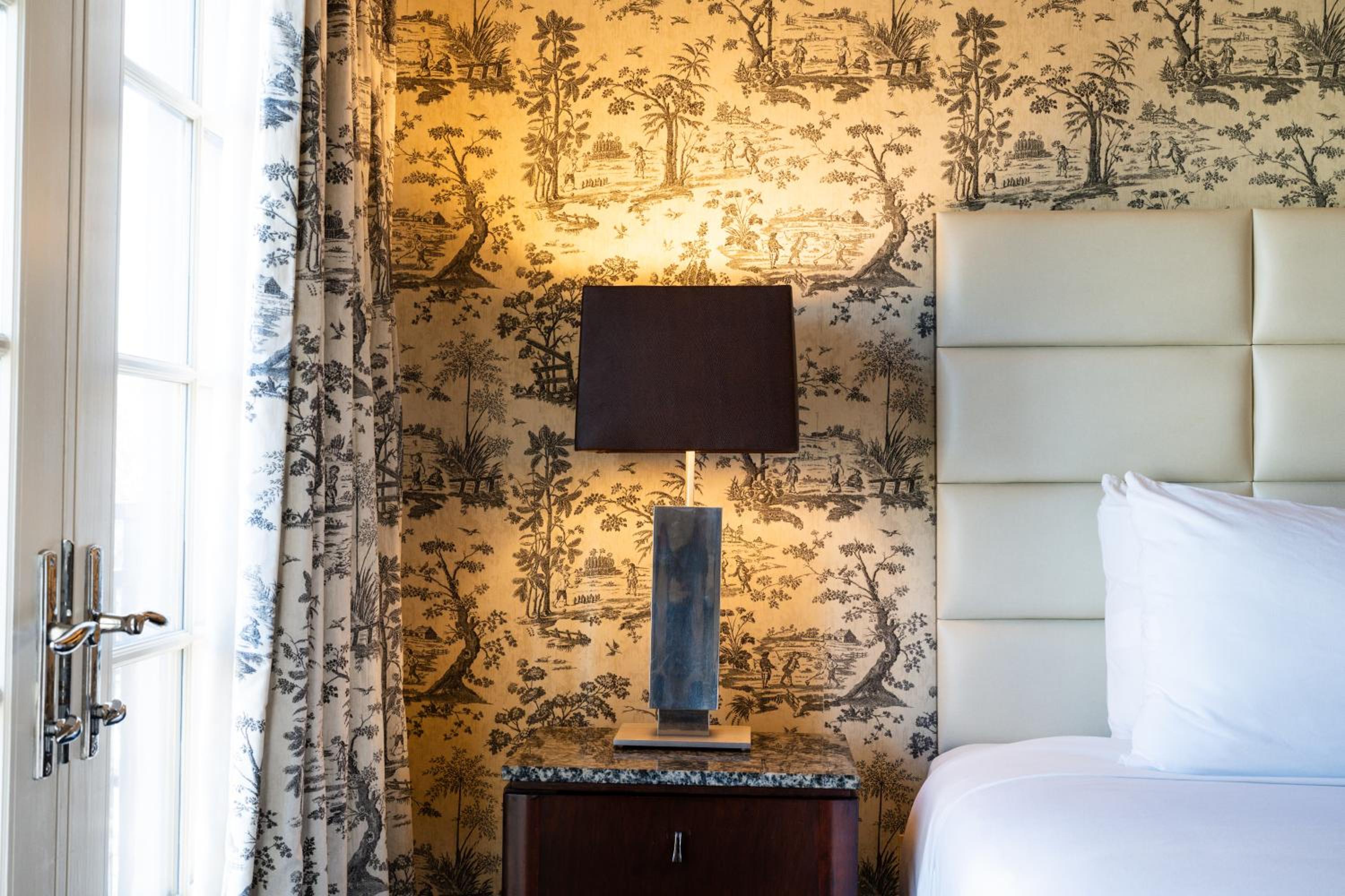 Deluxe King Room - Photo 2