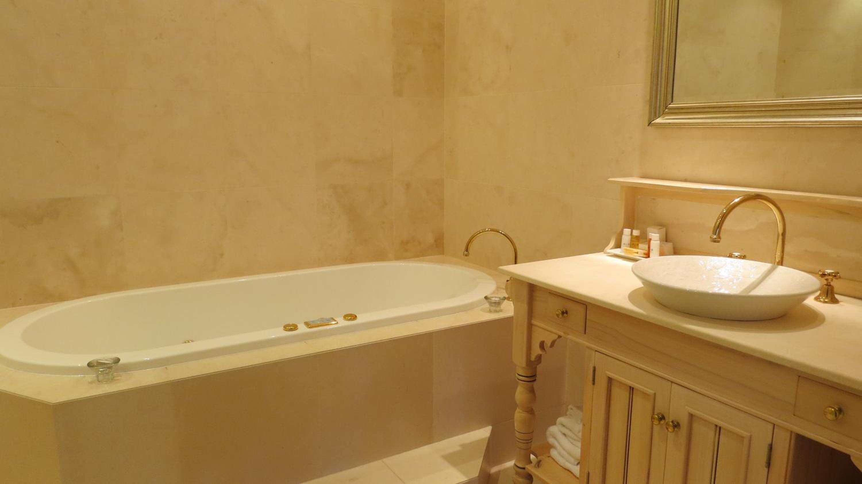 Executive King Room with Spa Bath - Photo 4