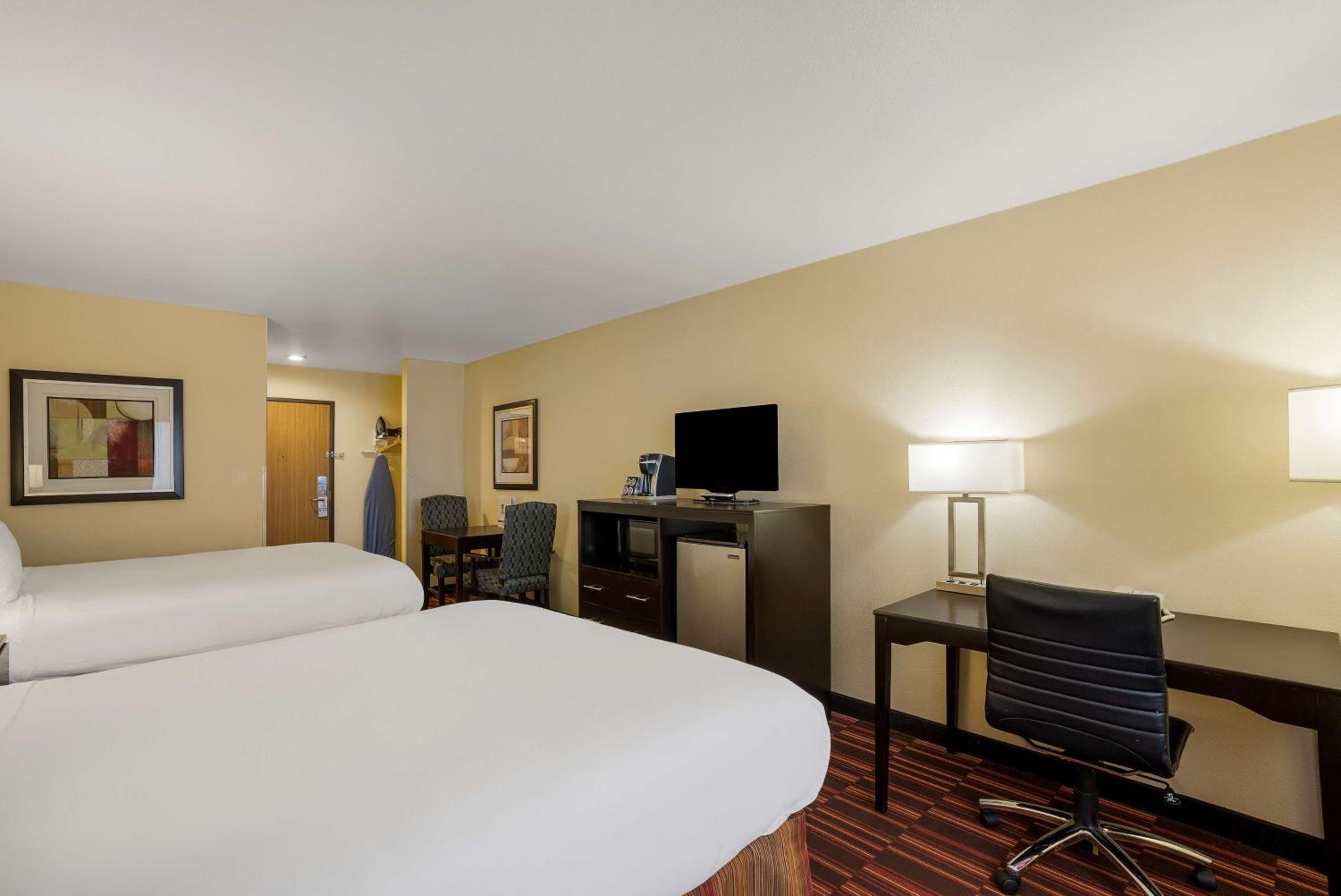 Queen Room With Two Queen Beds - Disability Access/Non-Smoking
