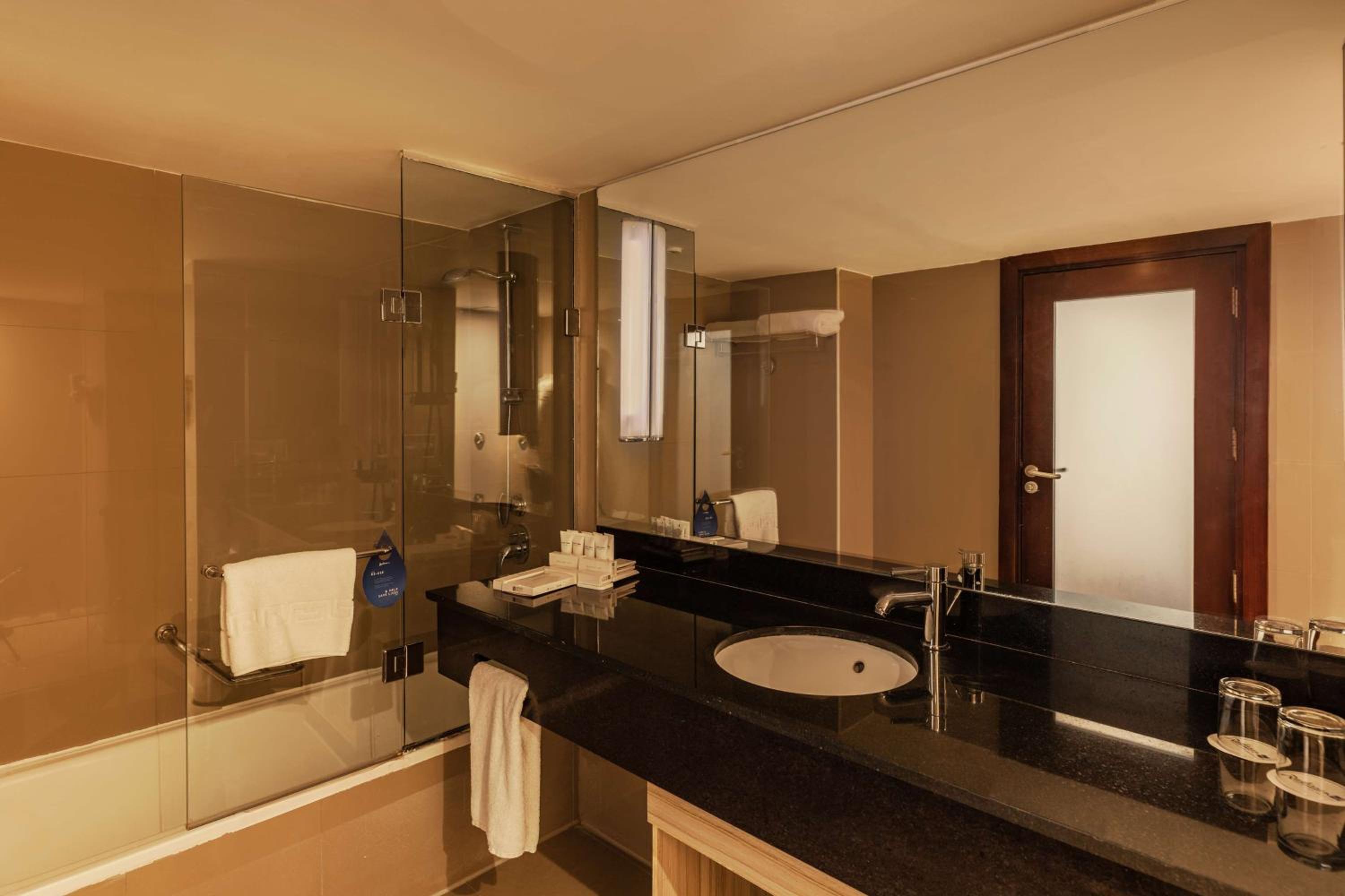 Executive Suite - Photo 7