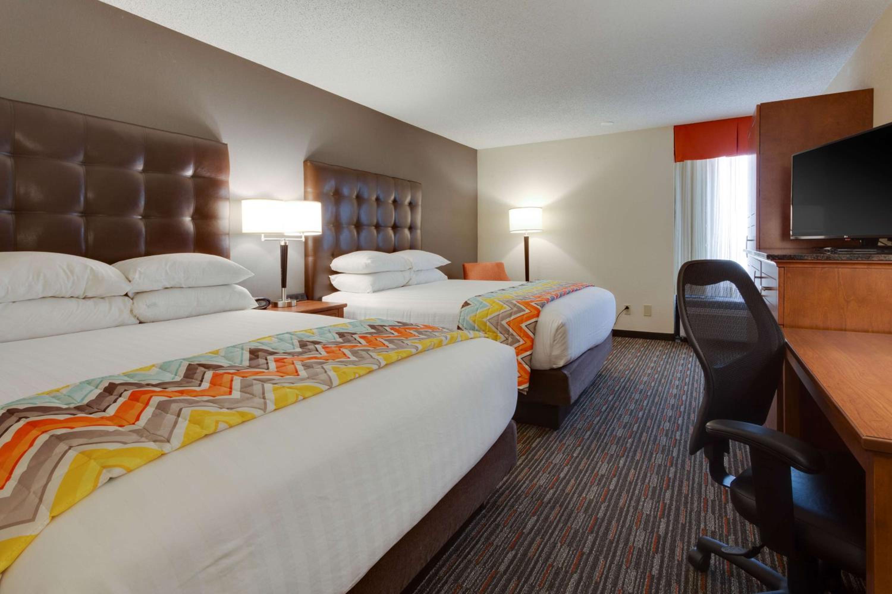 	 Deluxe Queen Room with Two Queen Beds - Accessible, Tub photo 1