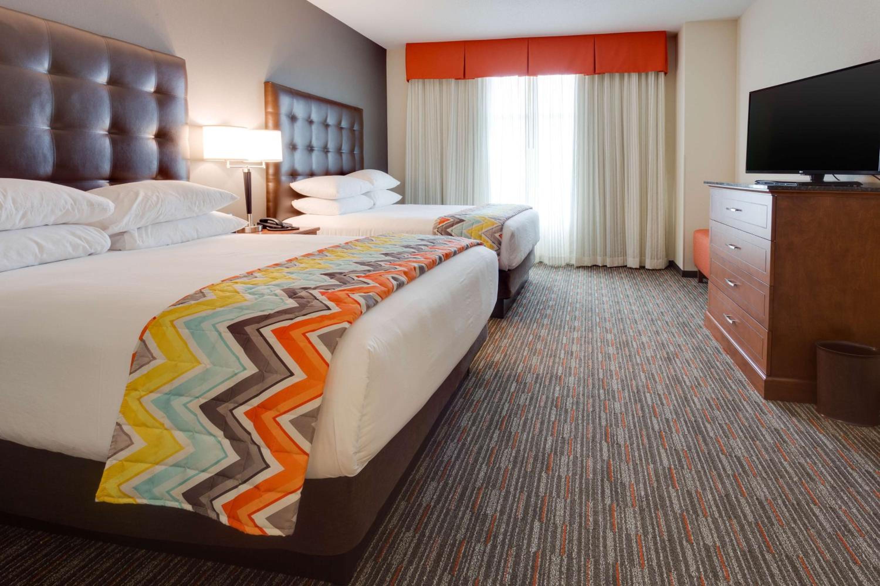 Deluxe Queen Suite