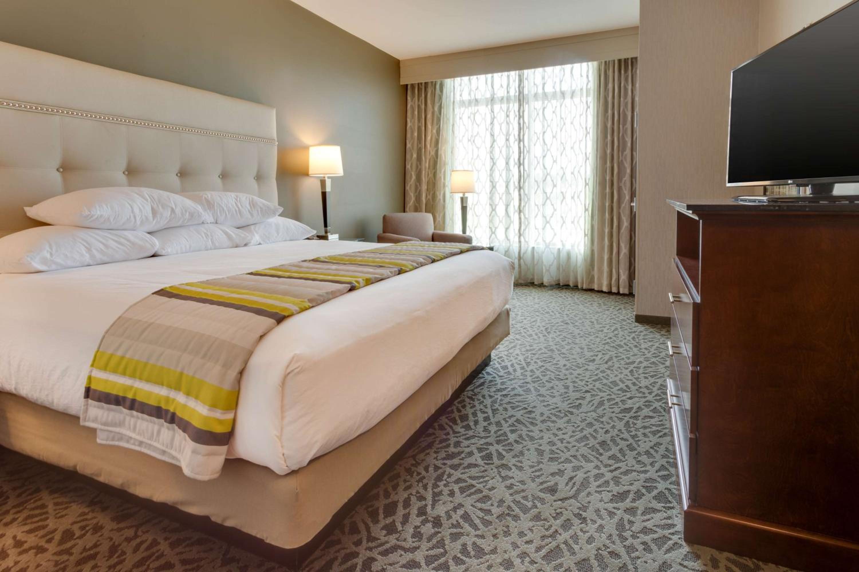 Superior King Suite with Sofa Bed - Hearing Accessible, Tub