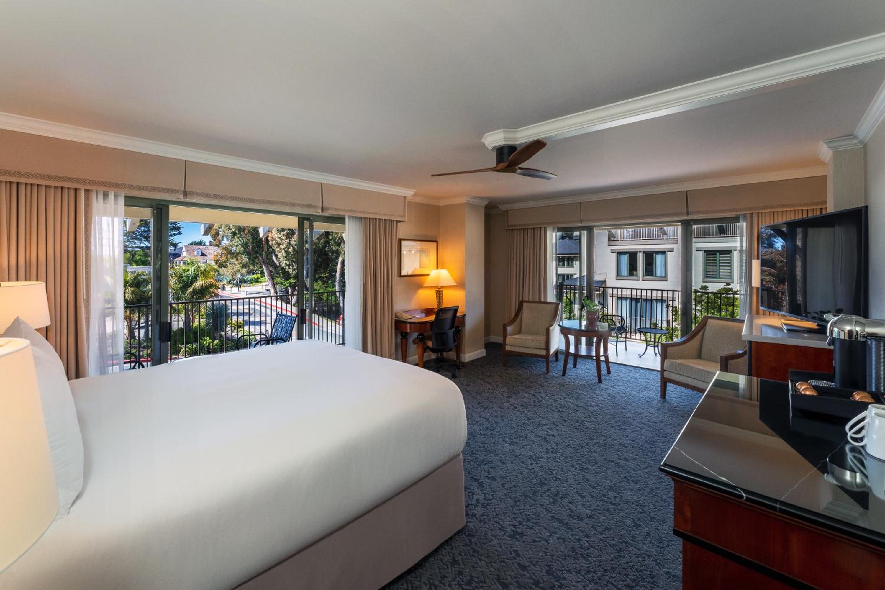 Accessible Inland View Room with King Bed and Balcony - Photo 2
