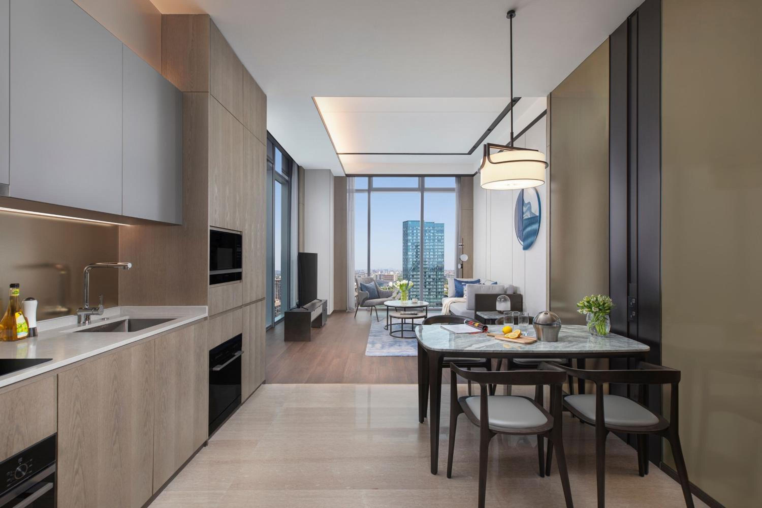 One-Bedroom Executive Apartment with King Bed and City View photo 2