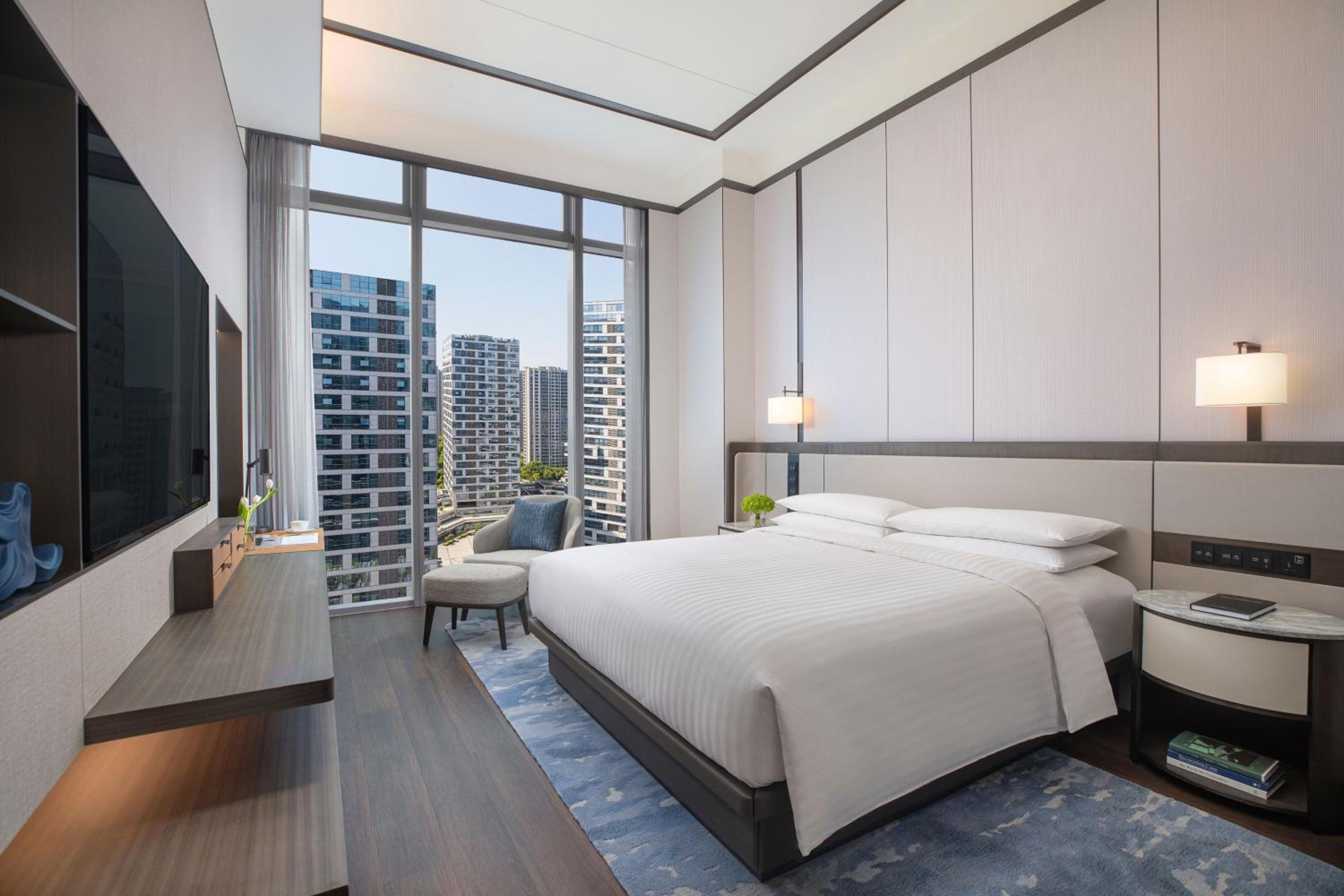 One-Bedroom Executive Apartment with King Bed and City View photo 3