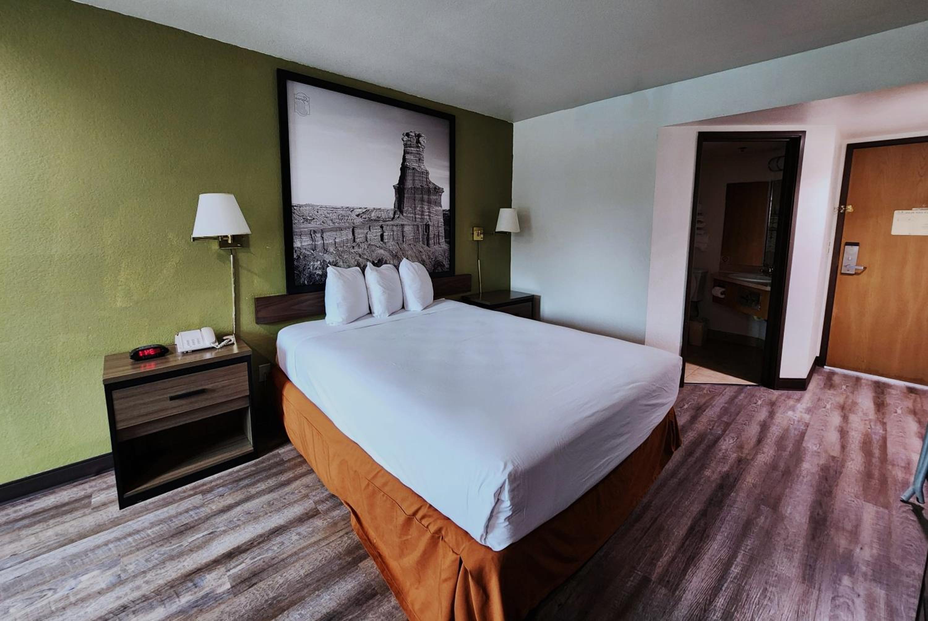 Queen Room with Bath Tub - Mobility/Hearing Accessible - Non-Smoking - Photo 3