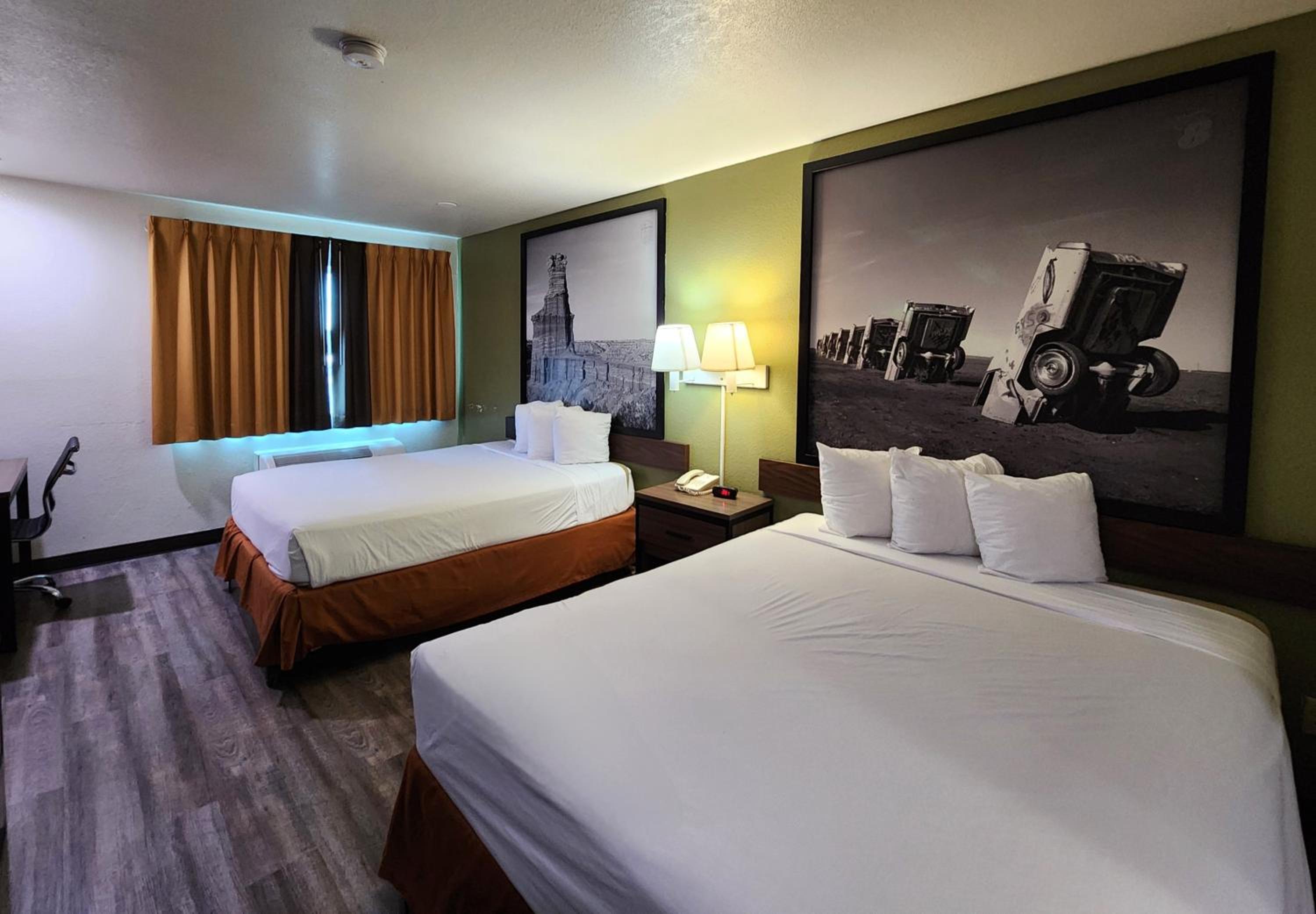 Queen Room with Two Queen Beds - Non-Smoking - Photo 6