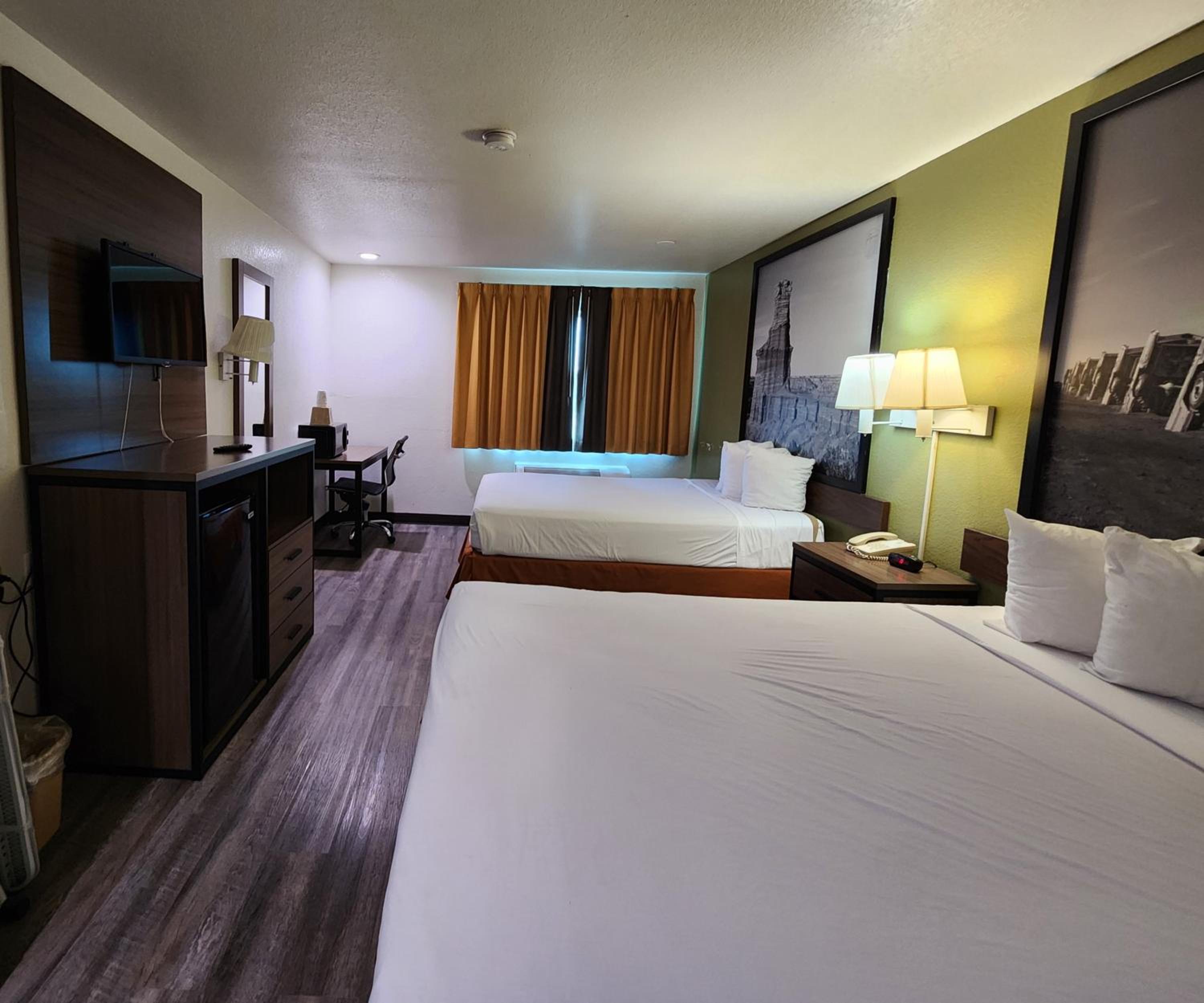 Queen Room with Two Queen Beds - Non-Smoking - Photo 7