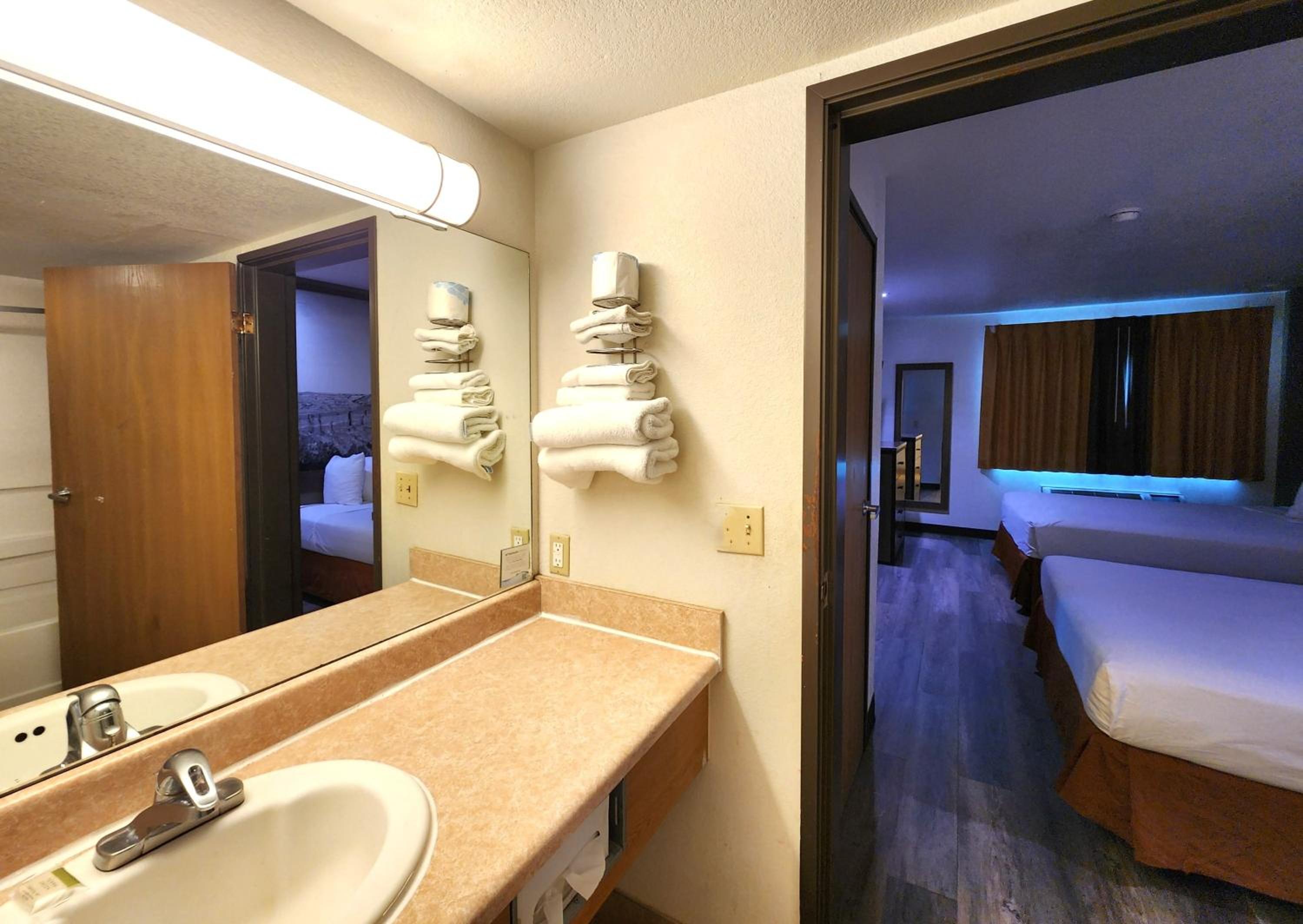 Queen Room with Two Queen Beds - Non-Smoking - Photo 2