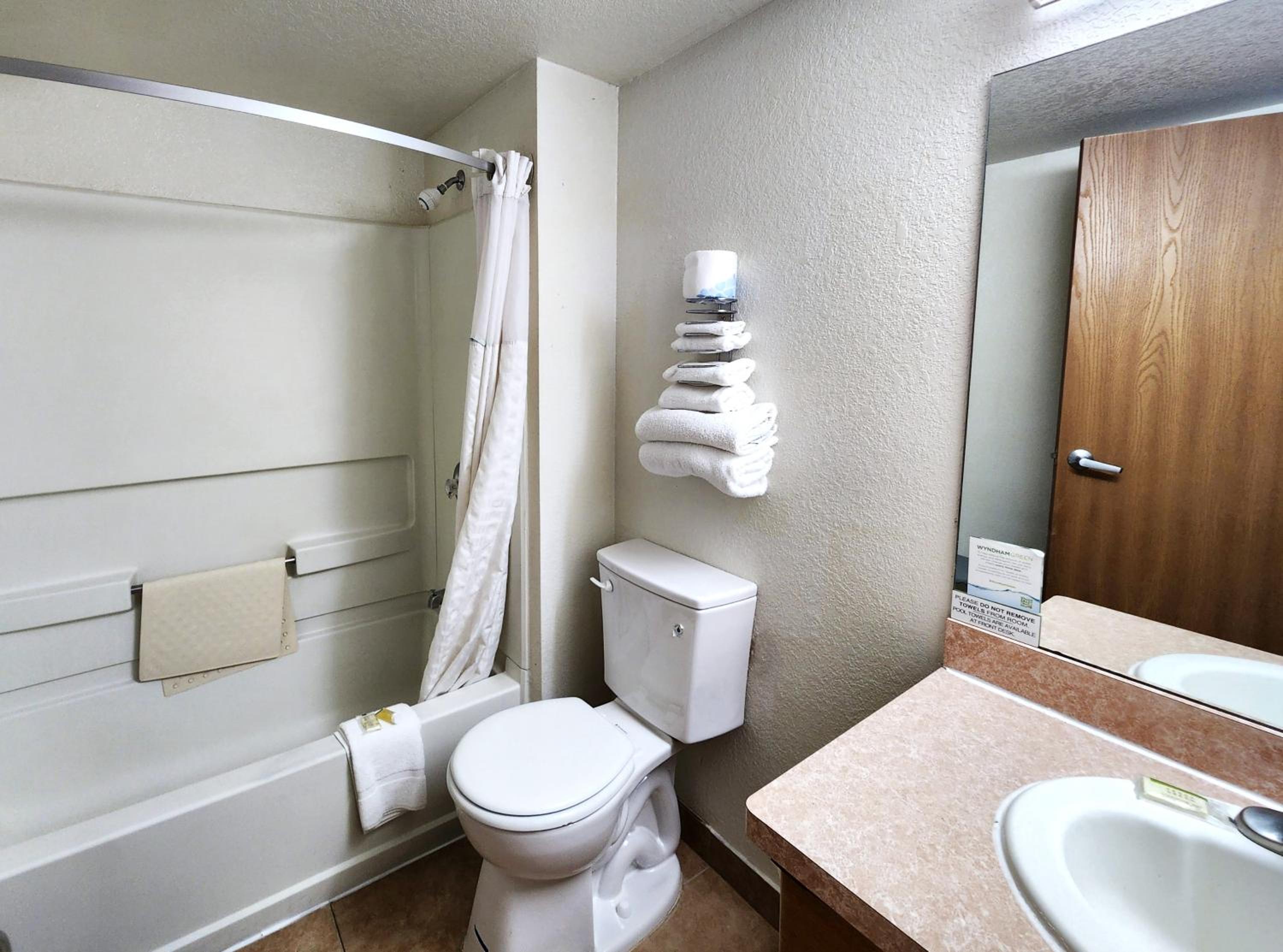 Queen Room - Non-Smoking - Photo 3