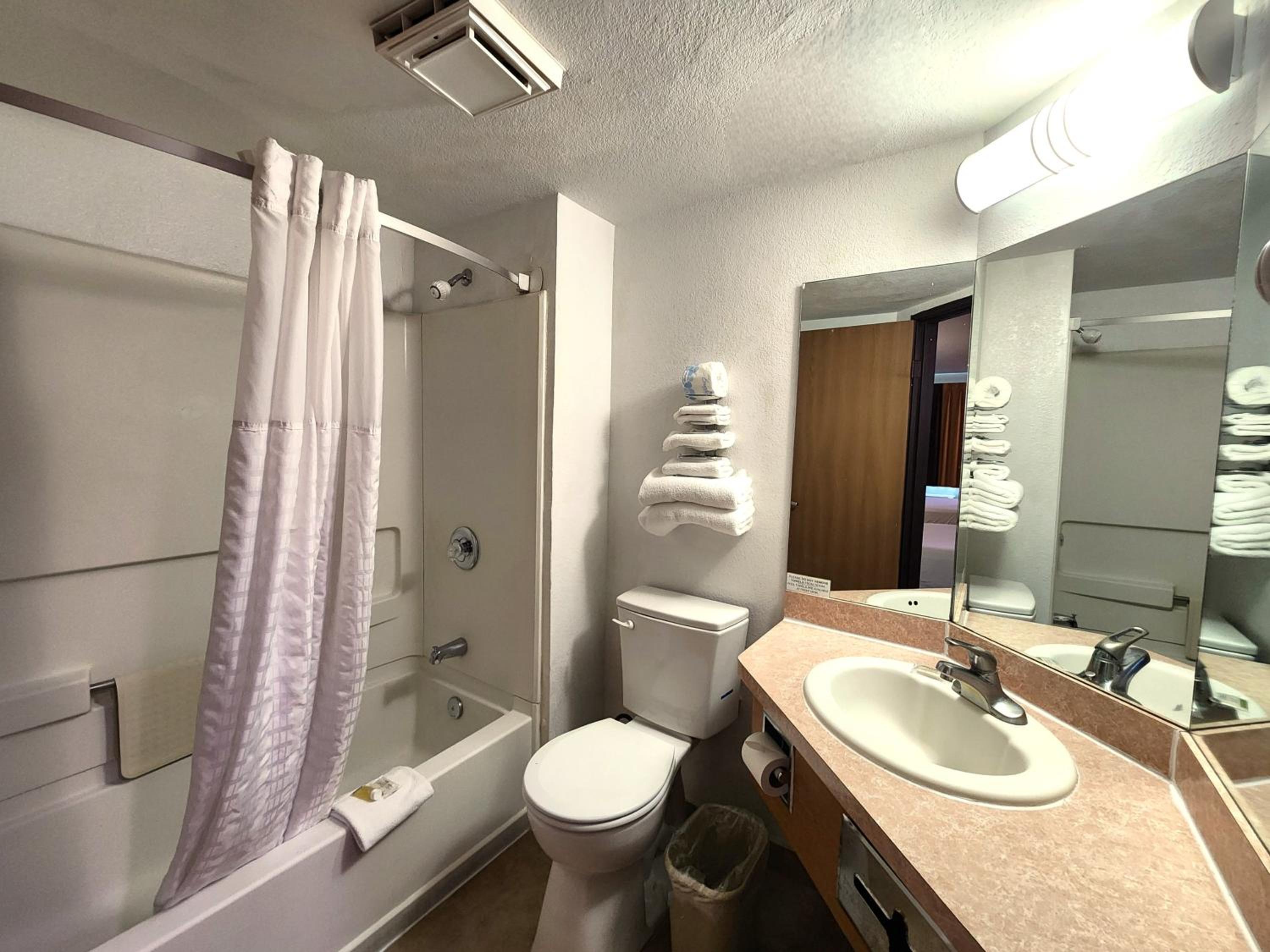 Deluxe Queen Room with Bath Tub - Mobility/Hearing Accessible - Non-Smoking - Photo 5