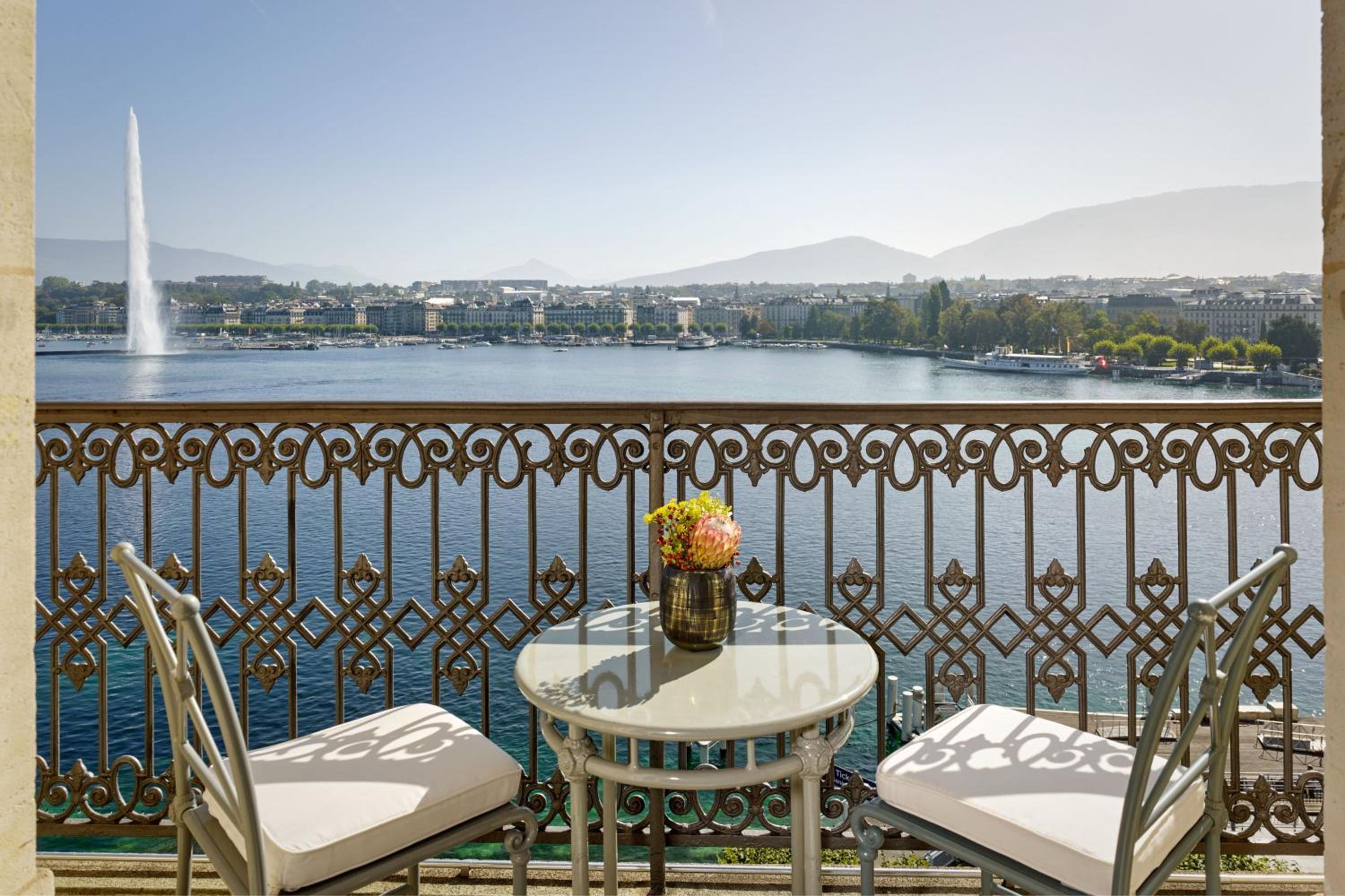 Lake Front Suite, 1 Bedroom Suite, 1 King, Sofa bed, Balcony