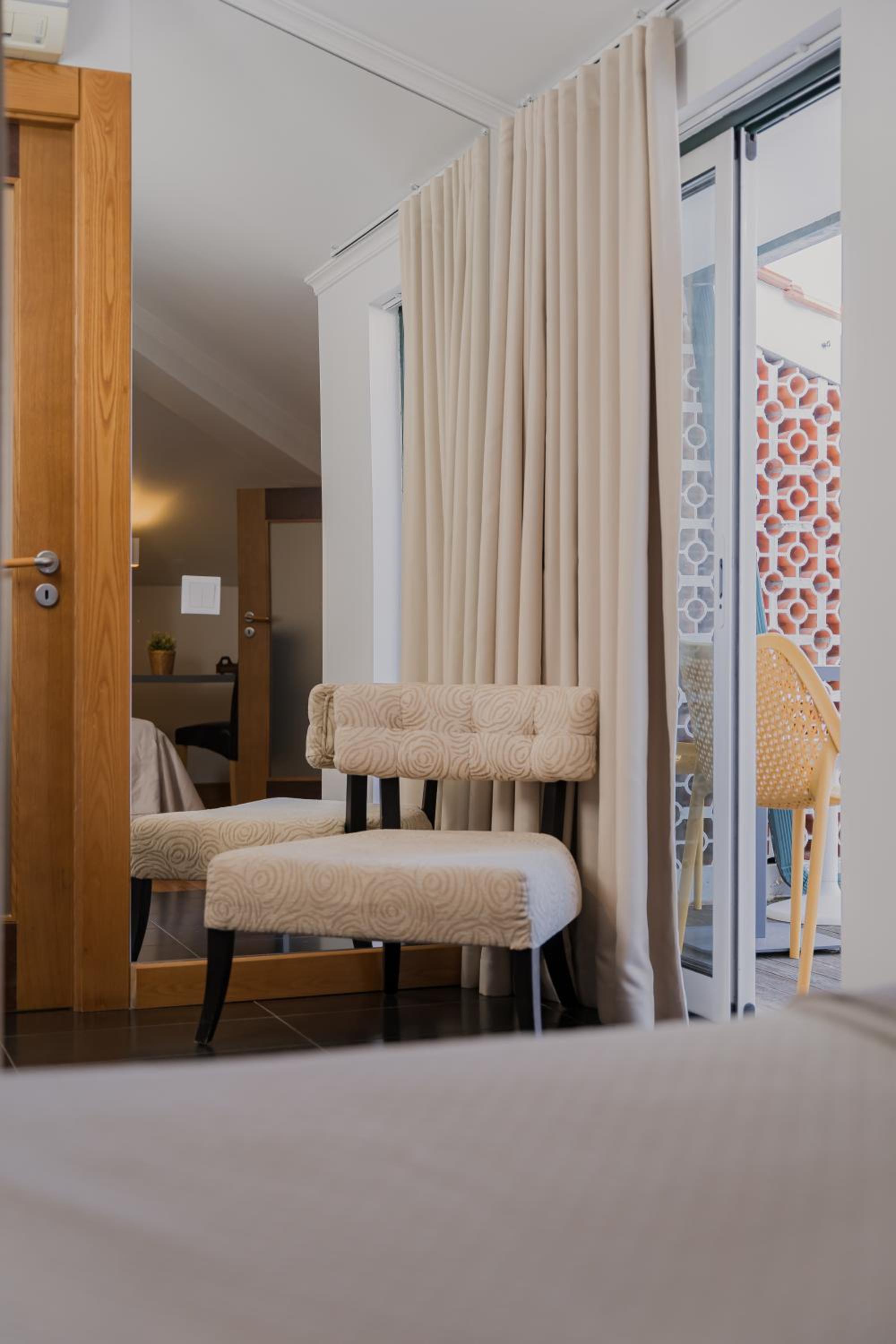Double Room with River View - Photo 2