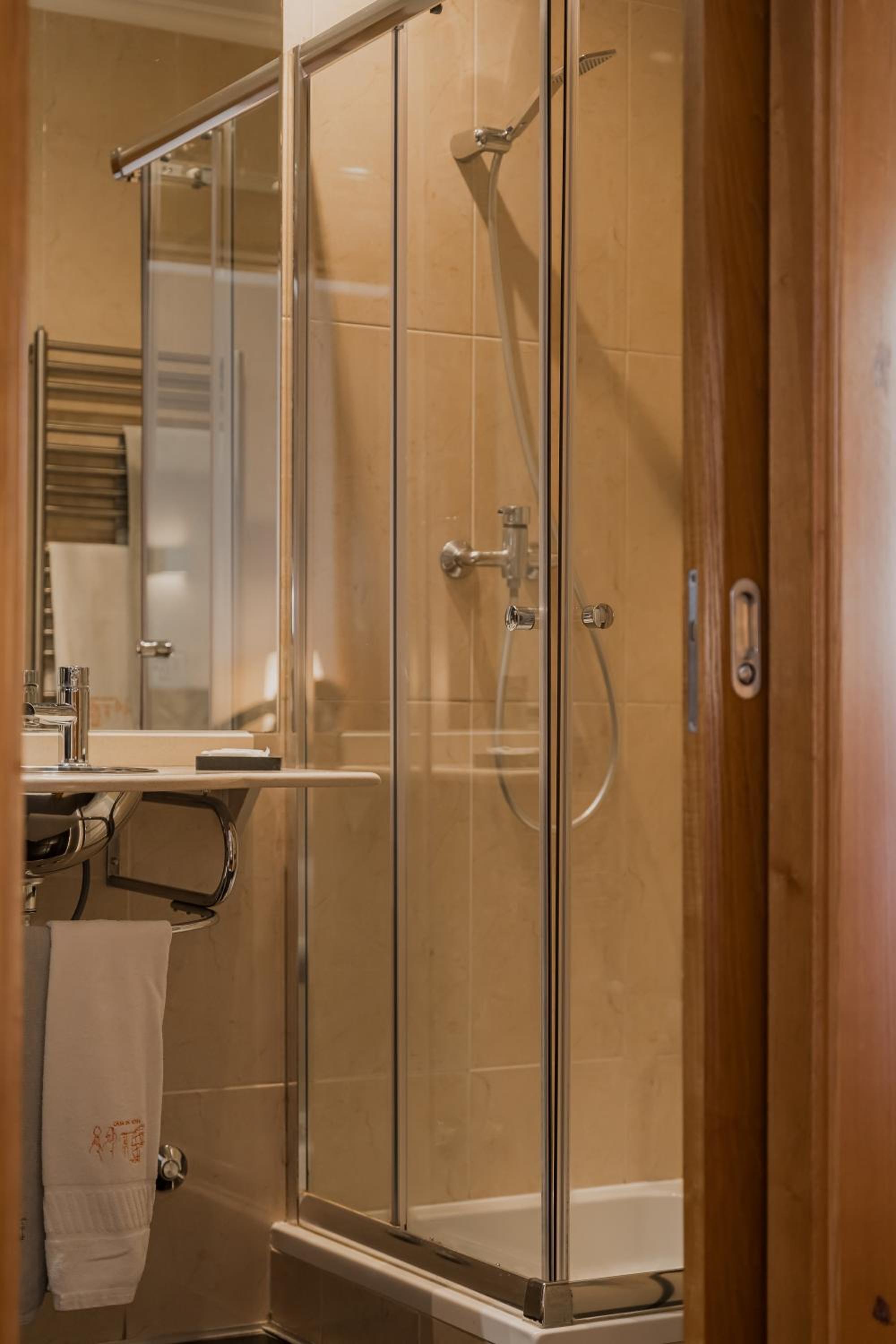 Double or Twin Room - Photo 16