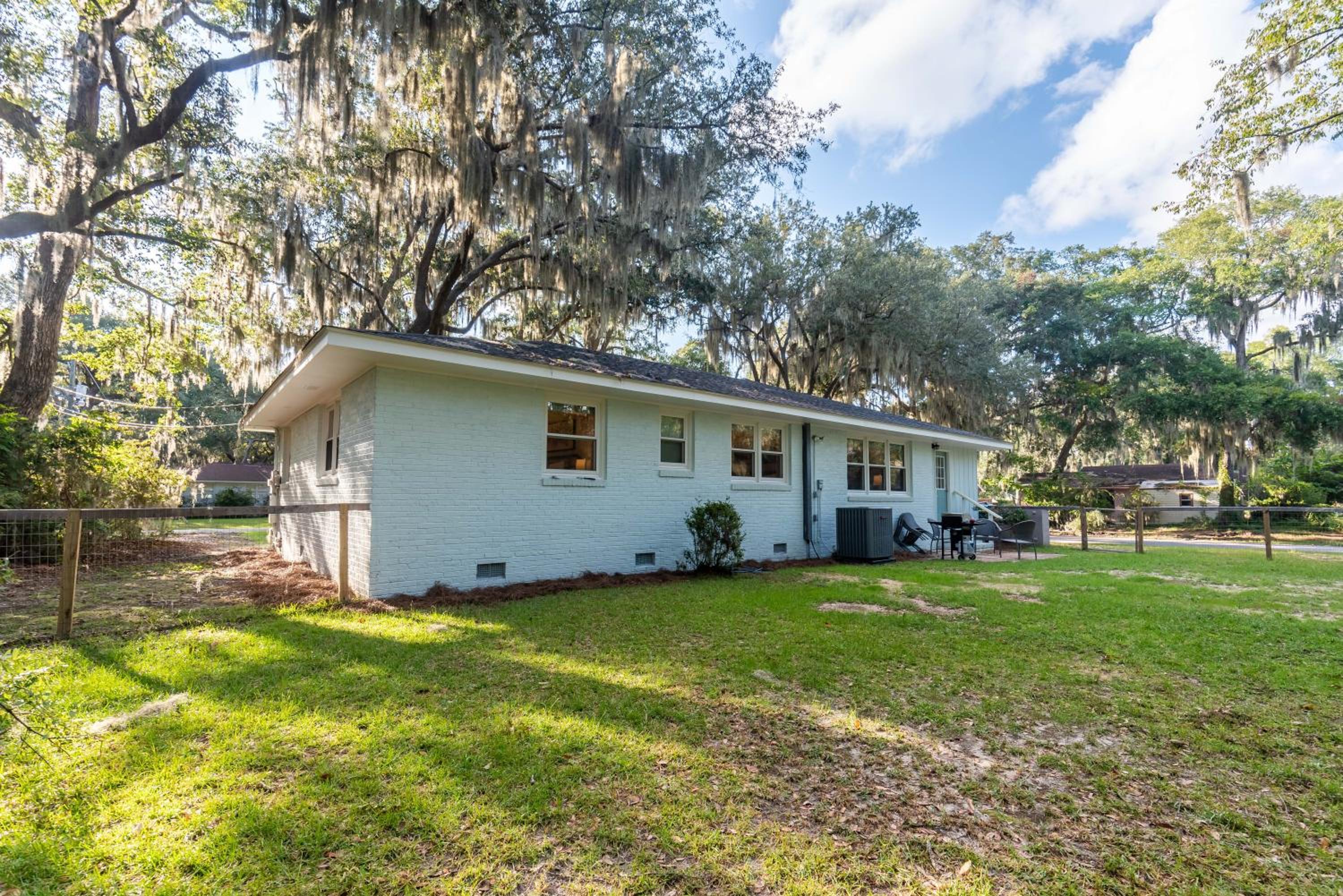 Three-Bedroom House photo 3