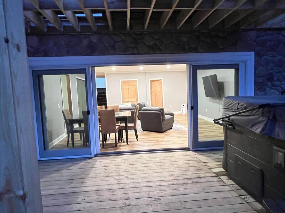 Six-Bedroom House photo 1