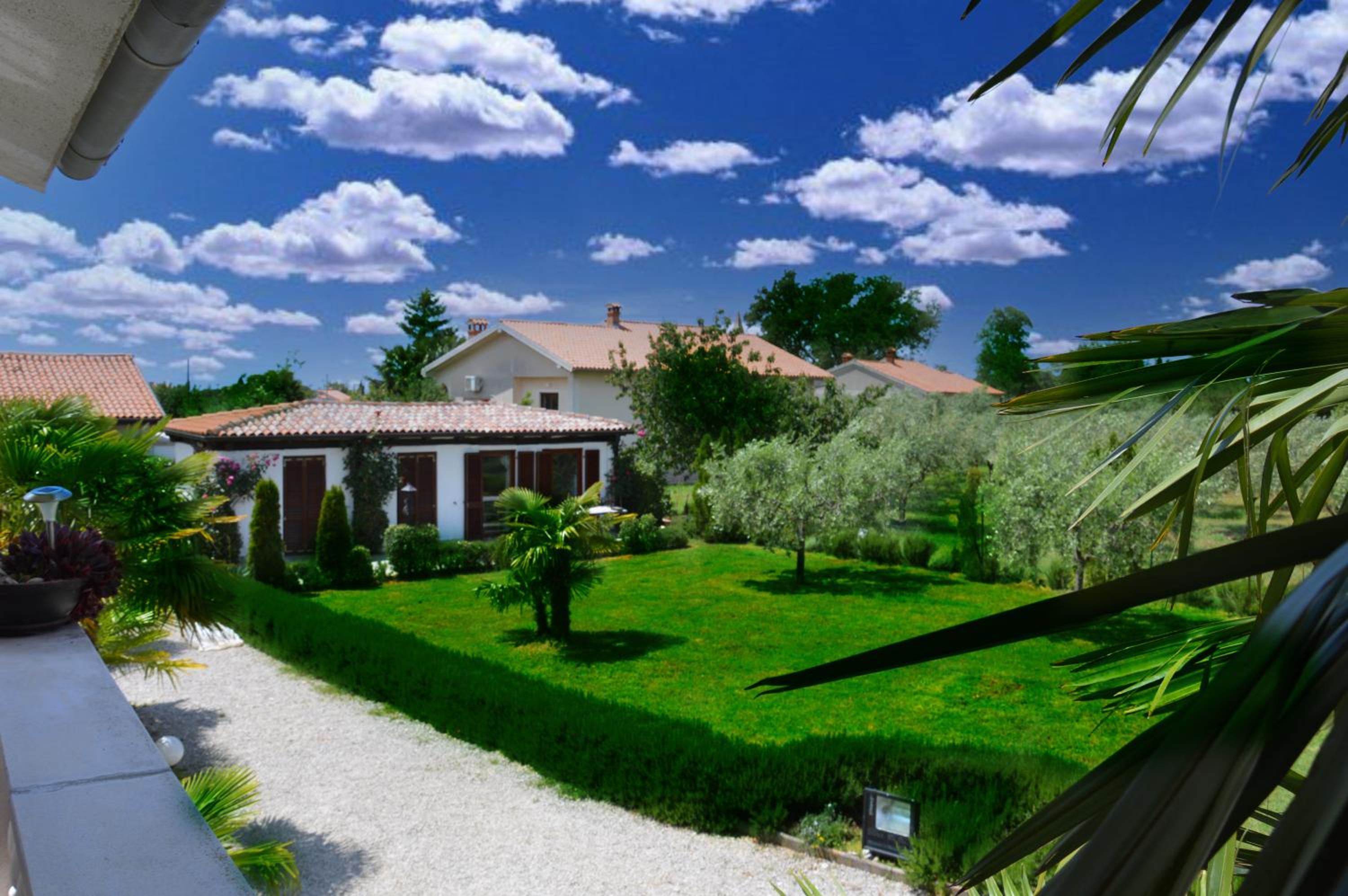 Bungalow with Garden View