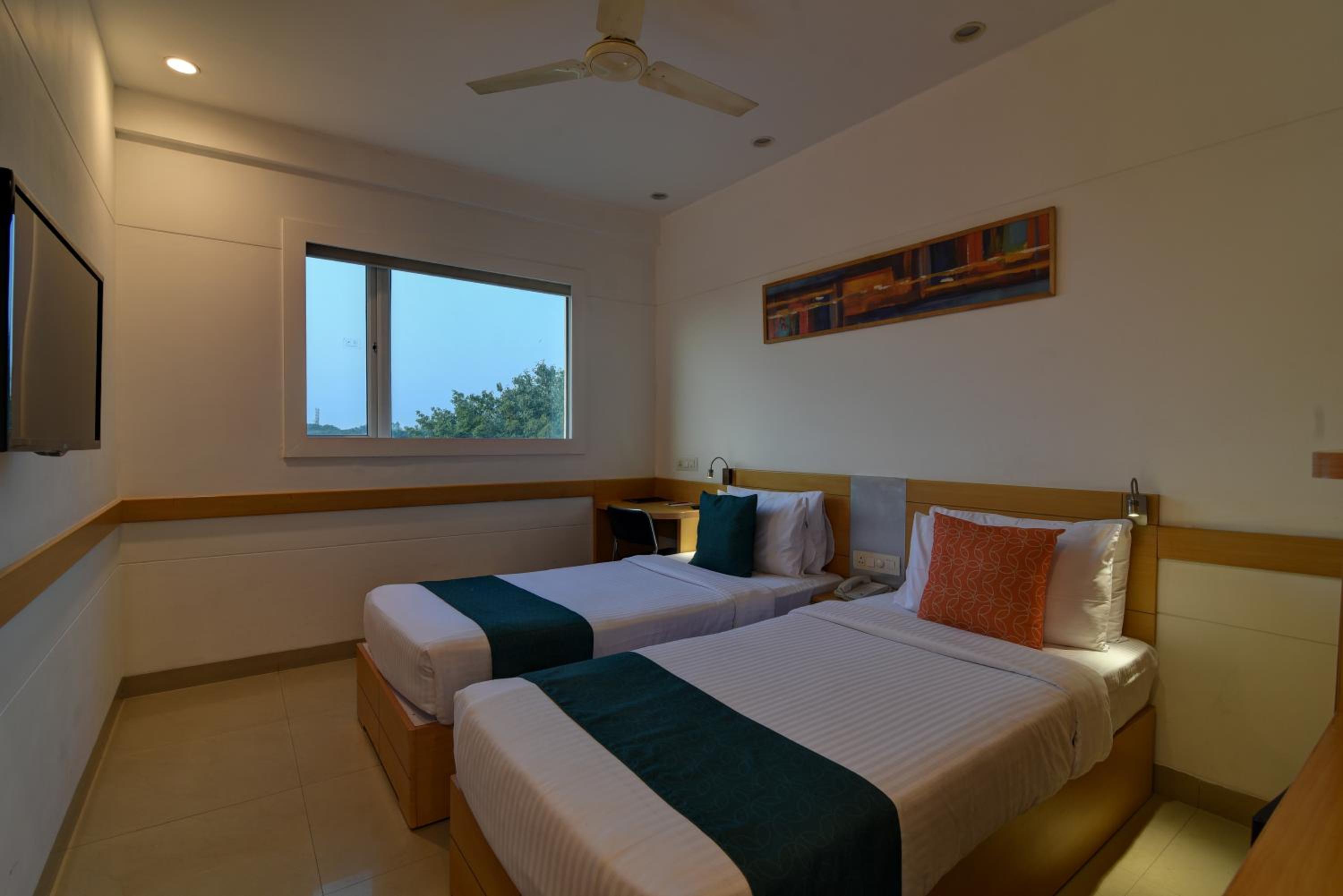 Superior Twin Room with City View - Photo 3