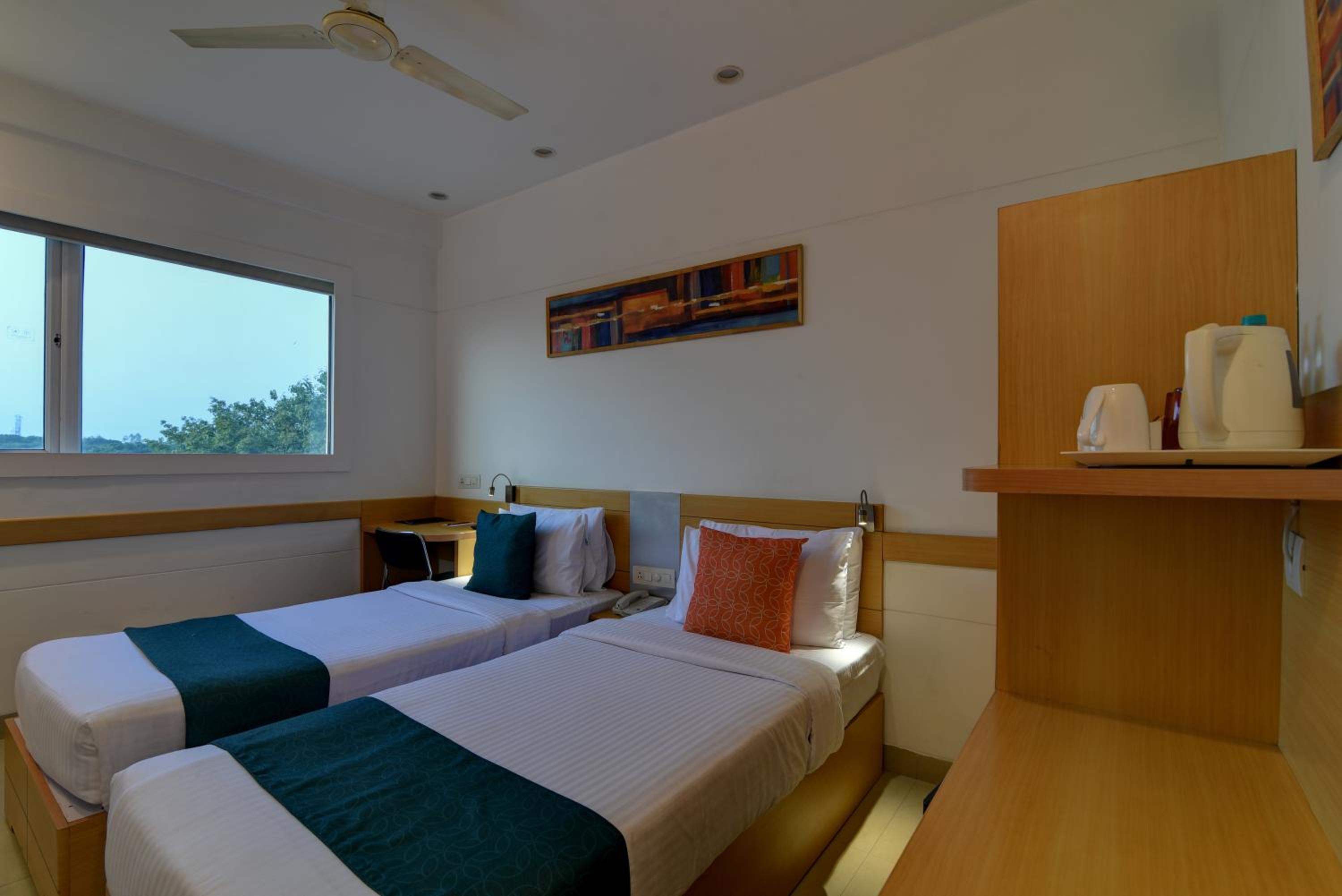 Superior Twin Room with City View - Photo 2