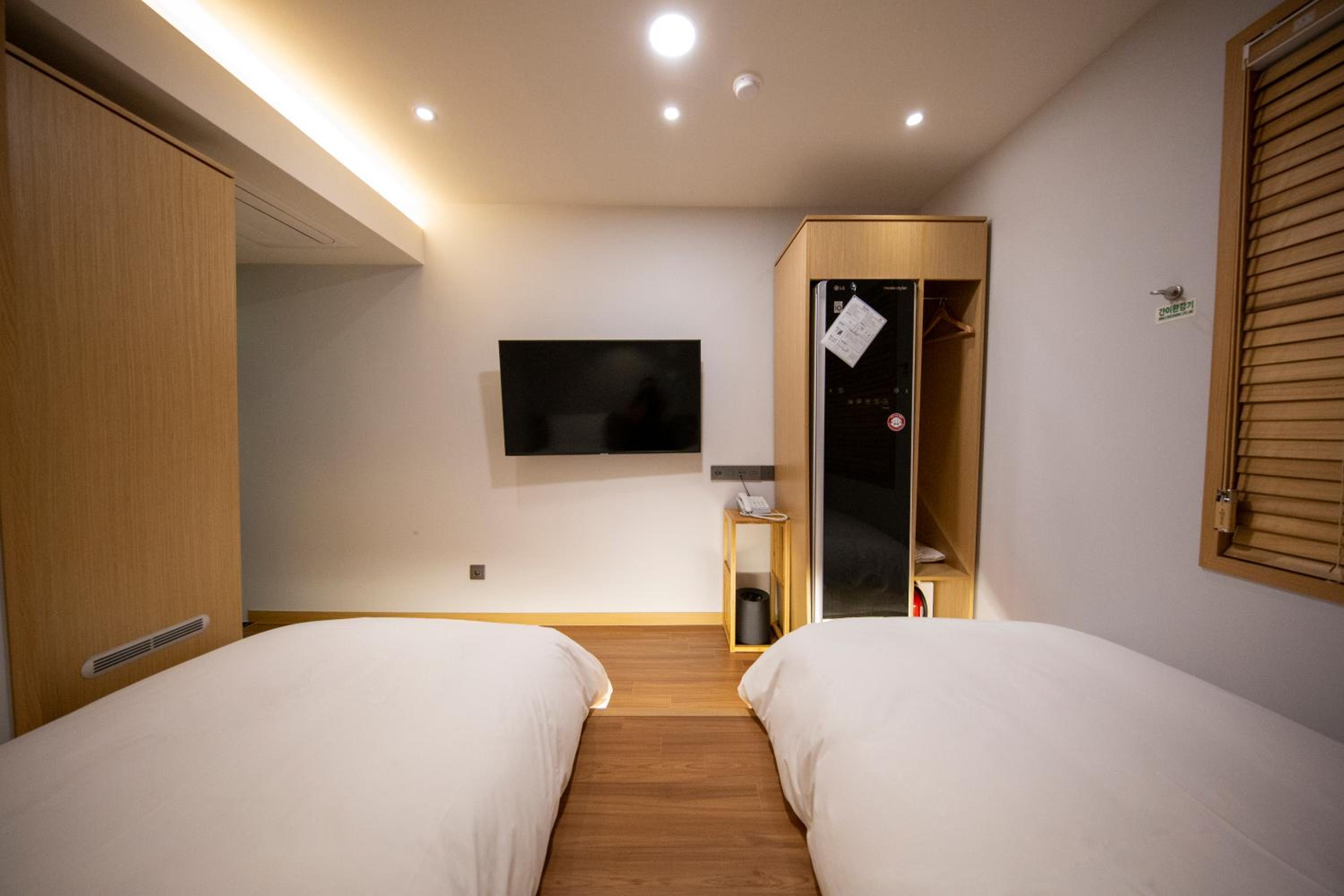 Standard Twin Room - Photo 2