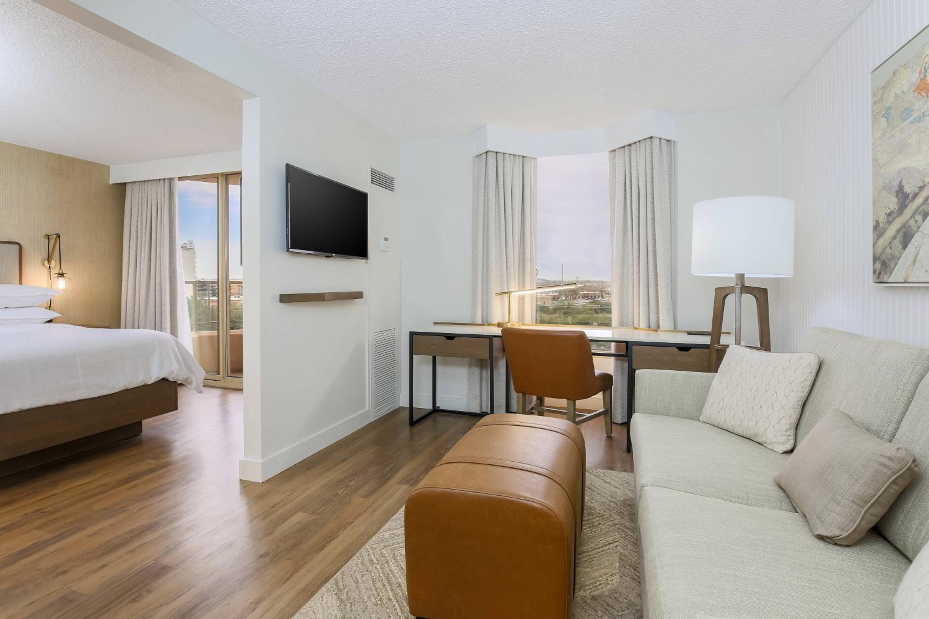 1 Queen &amp; Sofa bed, 1 Bedroom Suite, Balcony - Photo 7