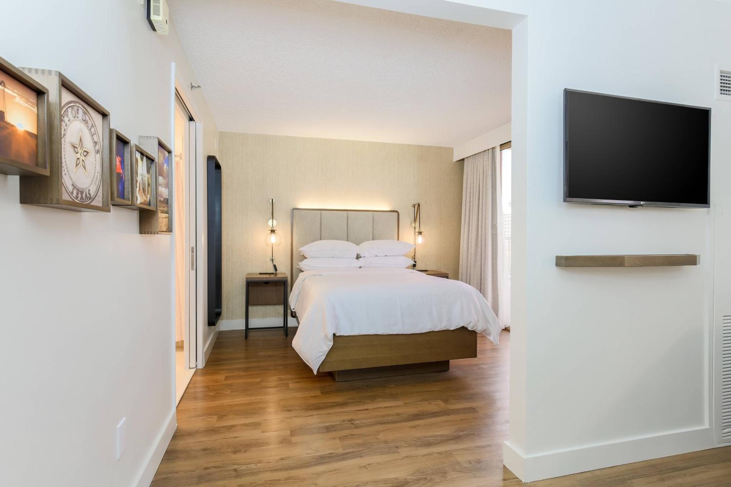 1 Queen &amp; Sofa bed, 1 Bedroom Suite, Balcony - Photo 6