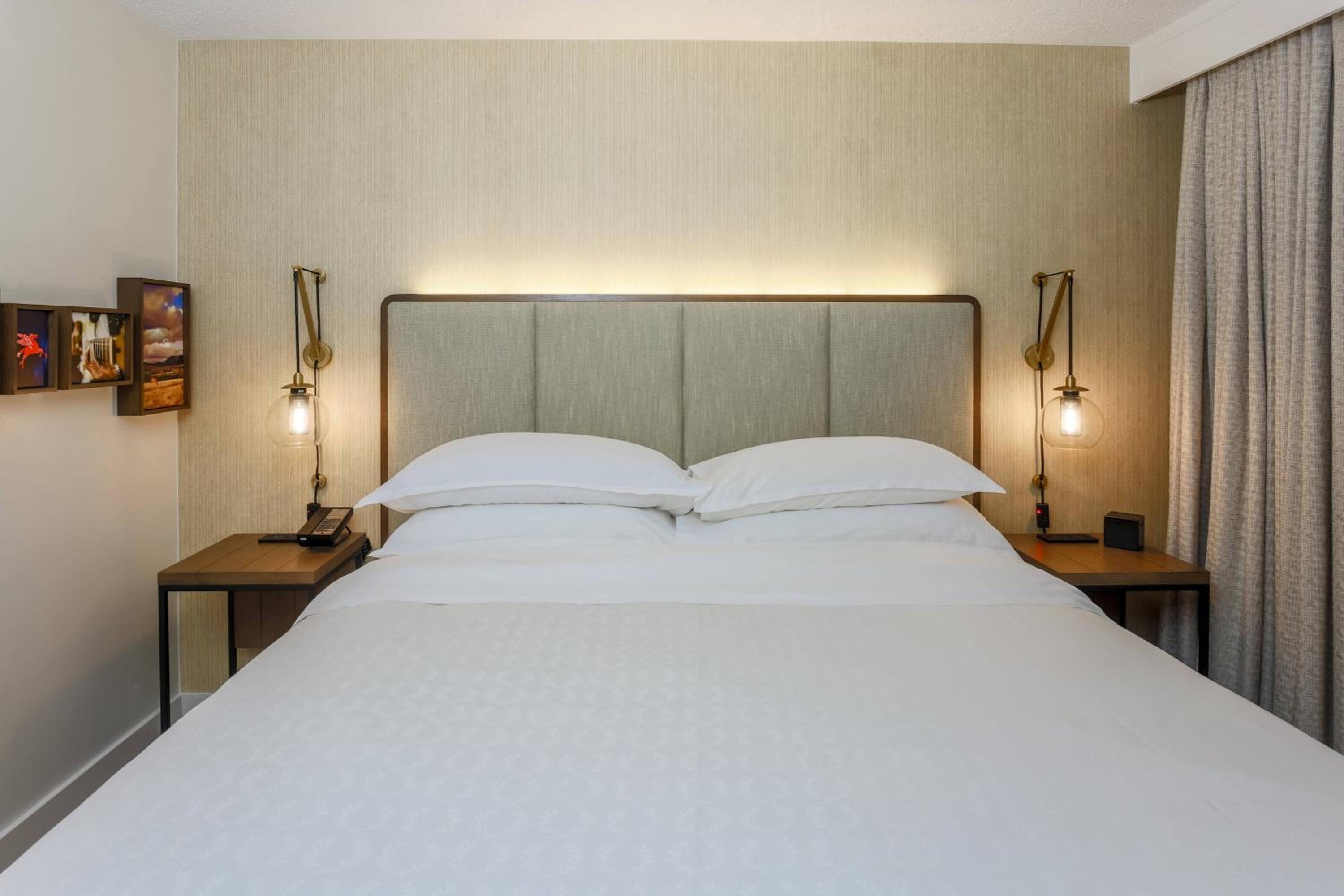 1 Queen &amp; Sofa bed, 1 Bedroom Suite, Balcony - Photo 3
