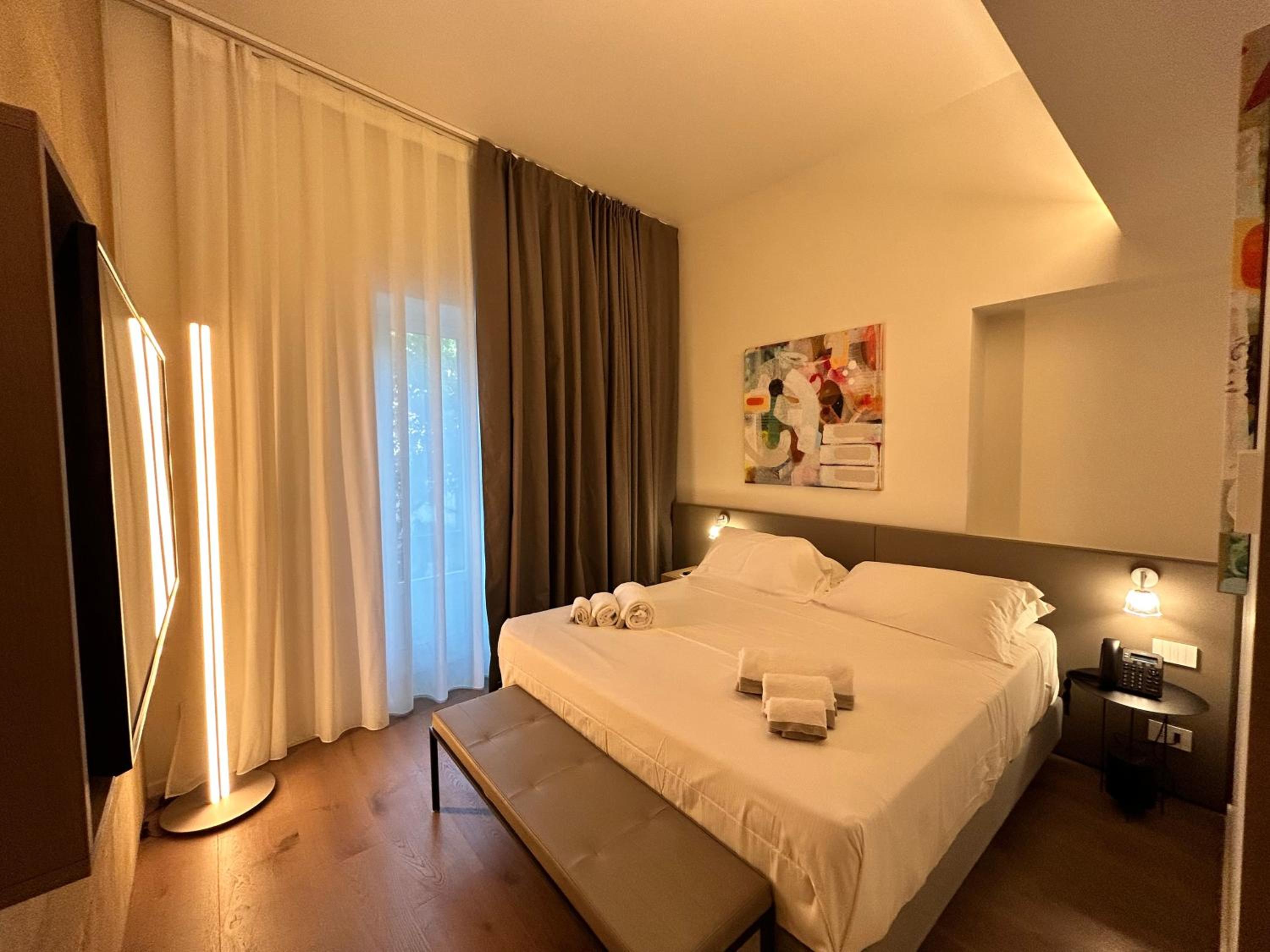 Executive Suite - Photo 2