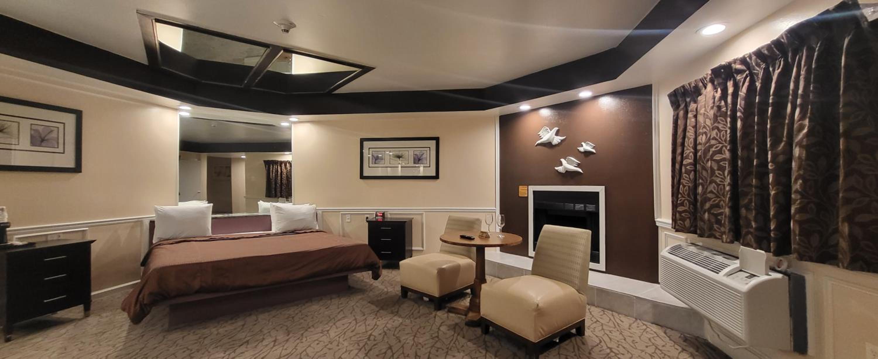 Deluxe King Suite - Photo 15