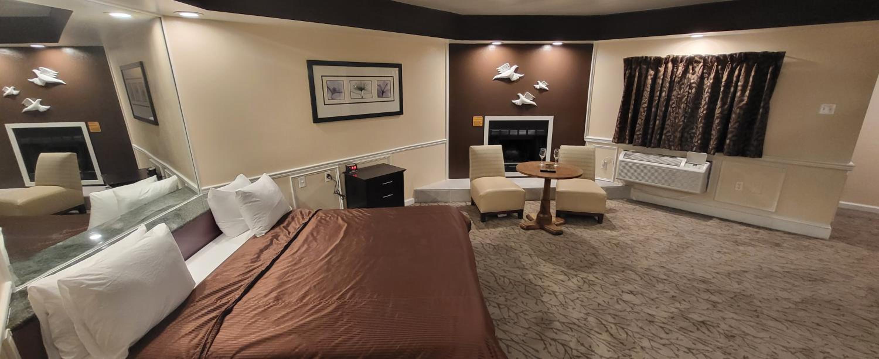Deluxe King Suite - Photo 14