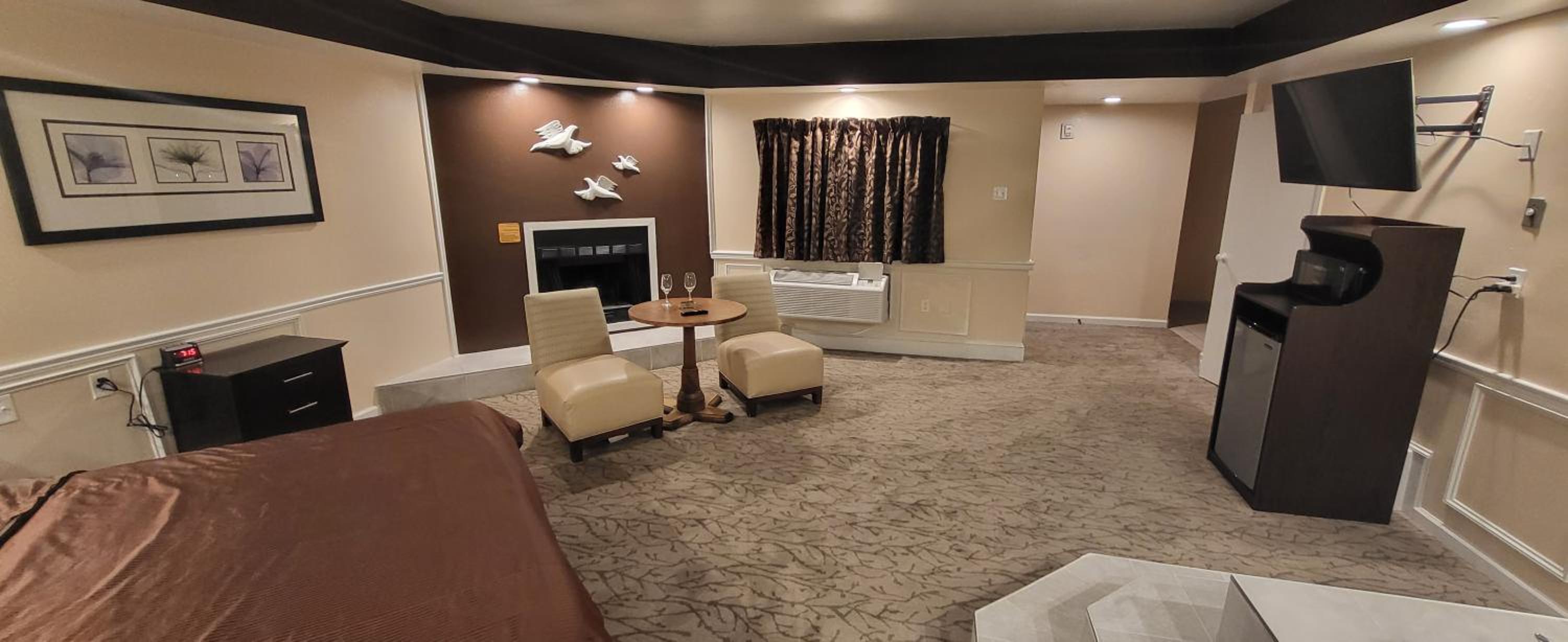Deluxe King Suite - Photo 17