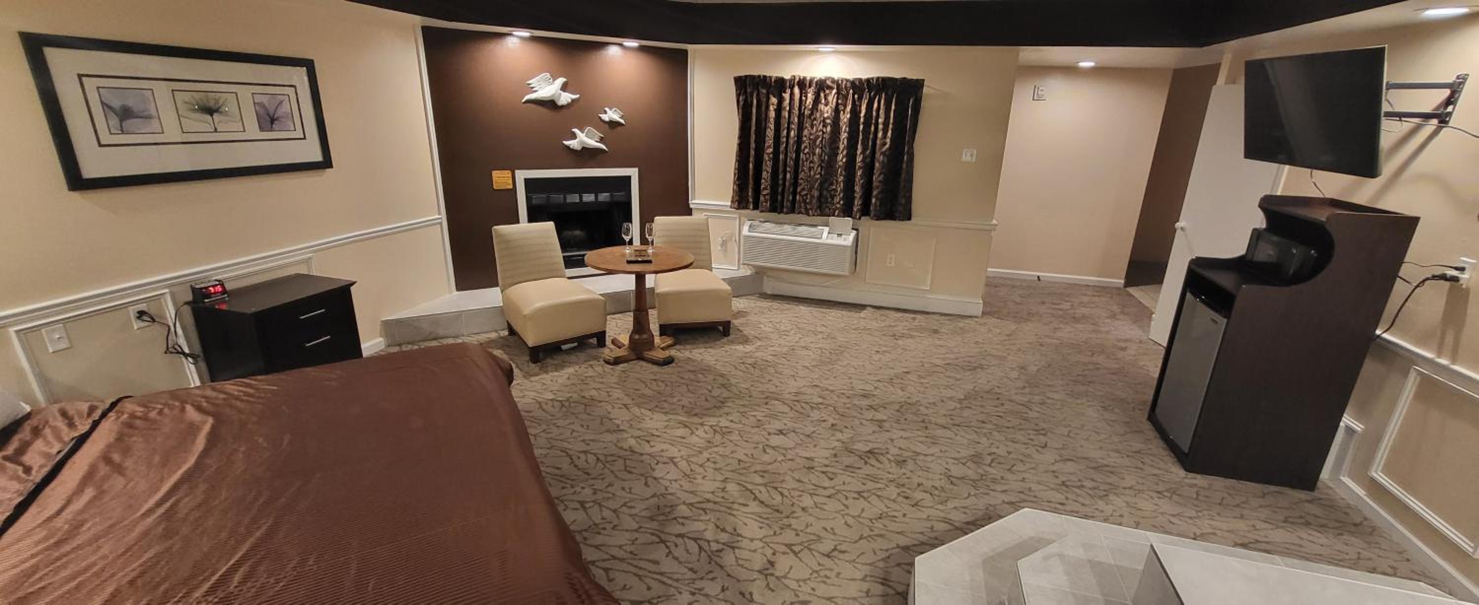 Deluxe King Suite - Photo 11