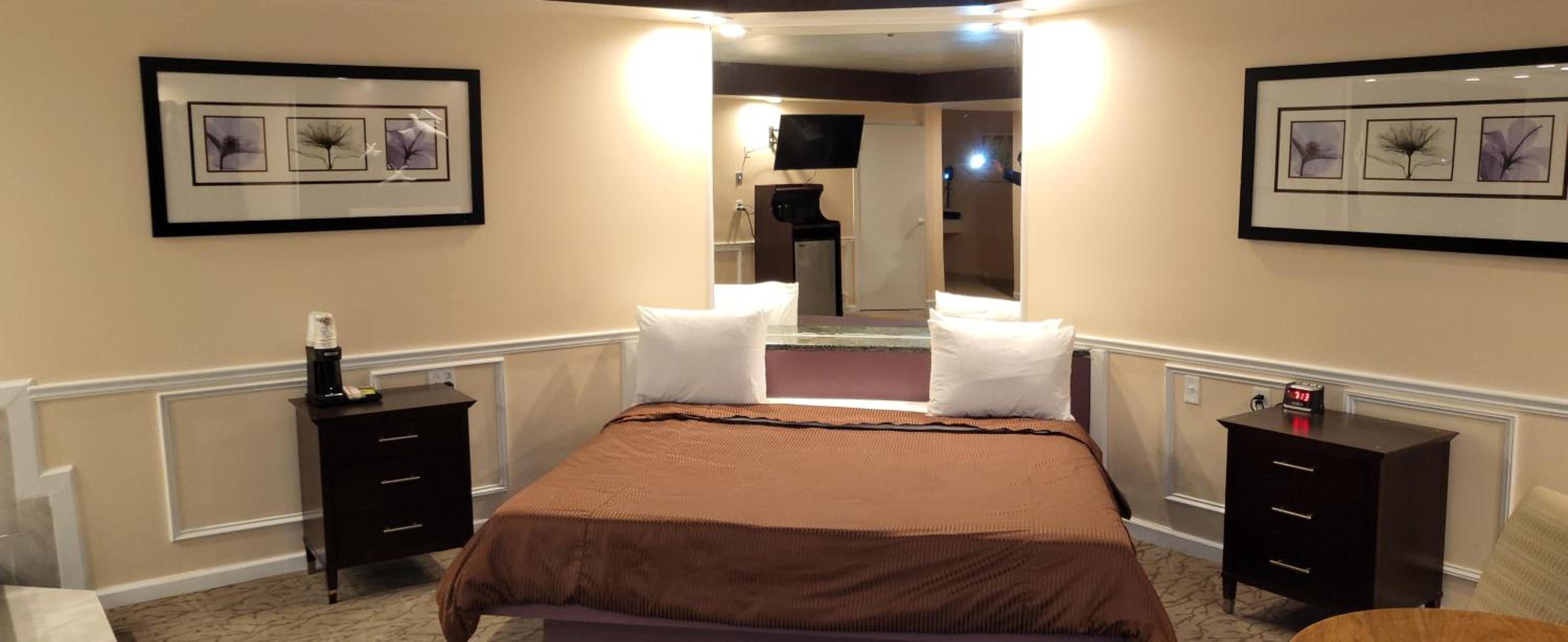 Deluxe King Suite - Photo 6