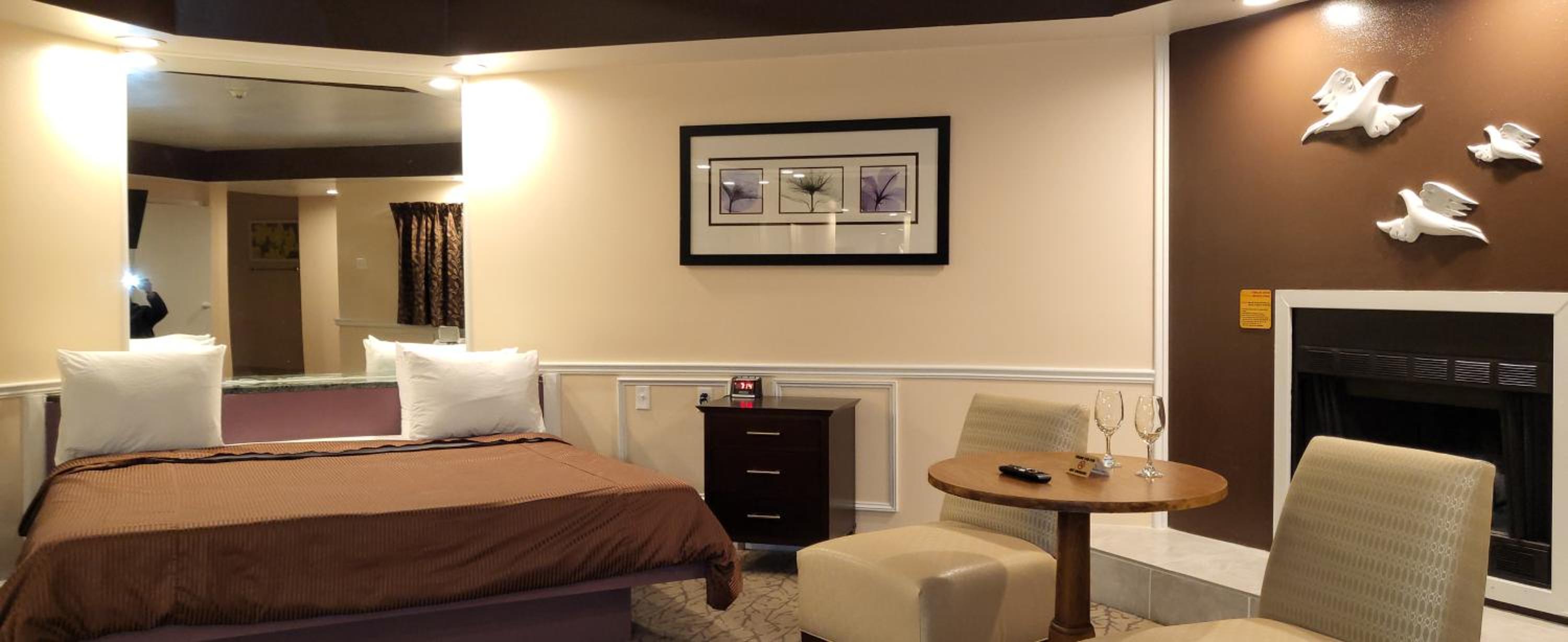 Deluxe King Suite - Photo 21
