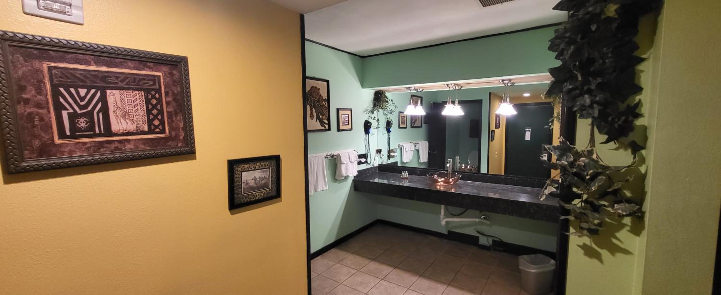Suite with Hot Tub - Photo 2