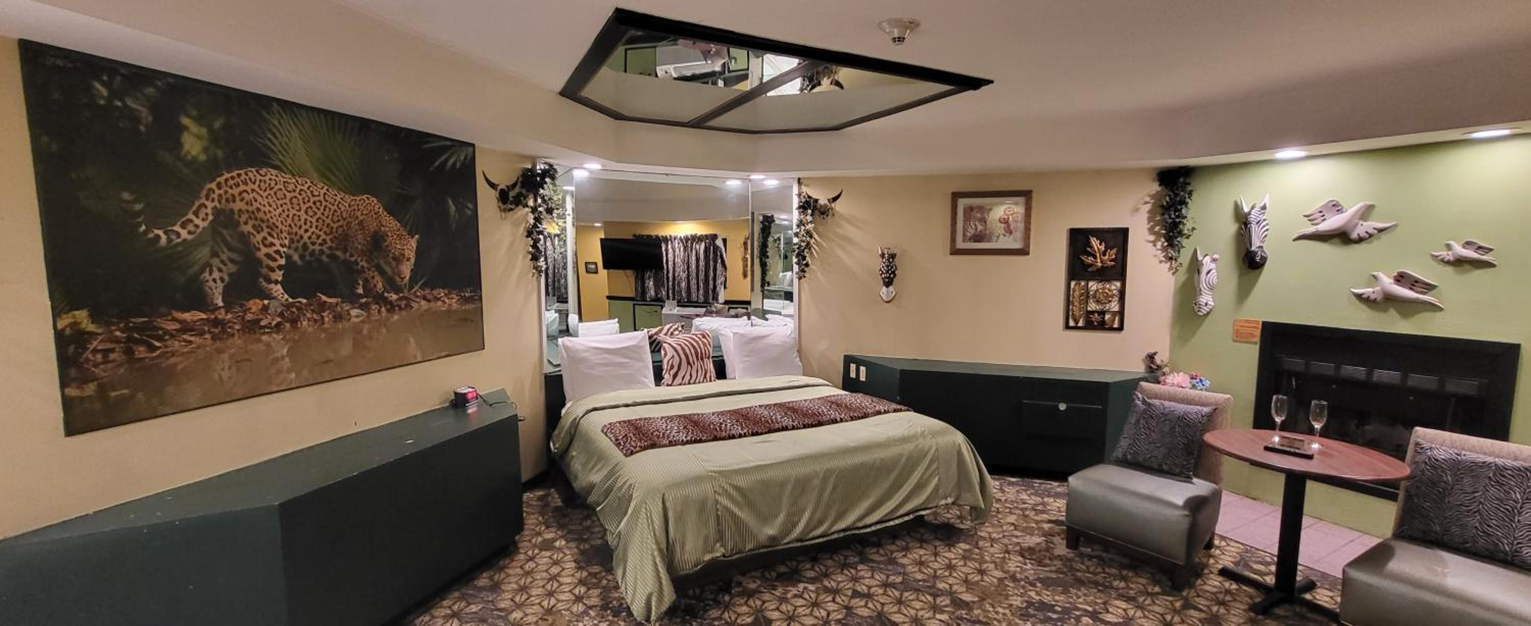 Suite with Hot Tub - Photo 8