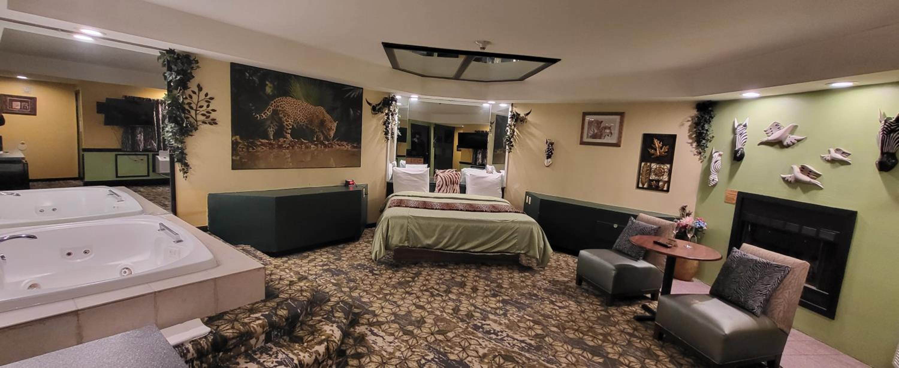Suite with Hot Tub - Photo 7