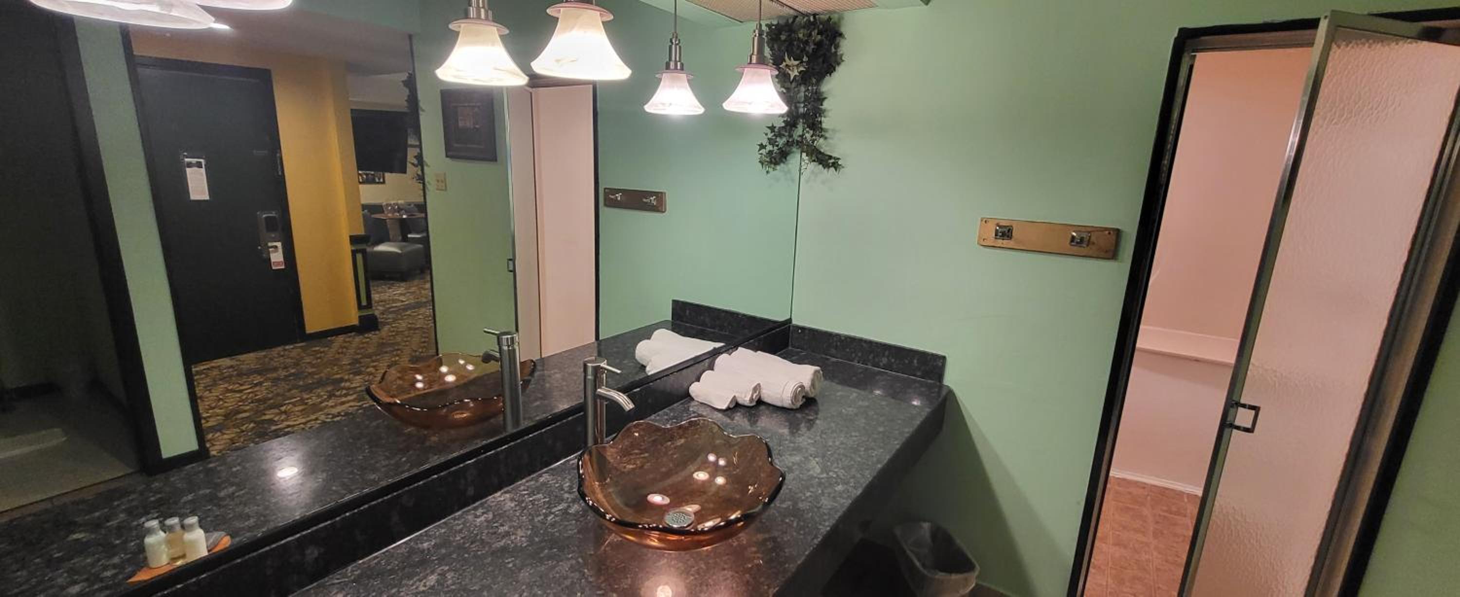 Suite with Hot Tub - Photo 9