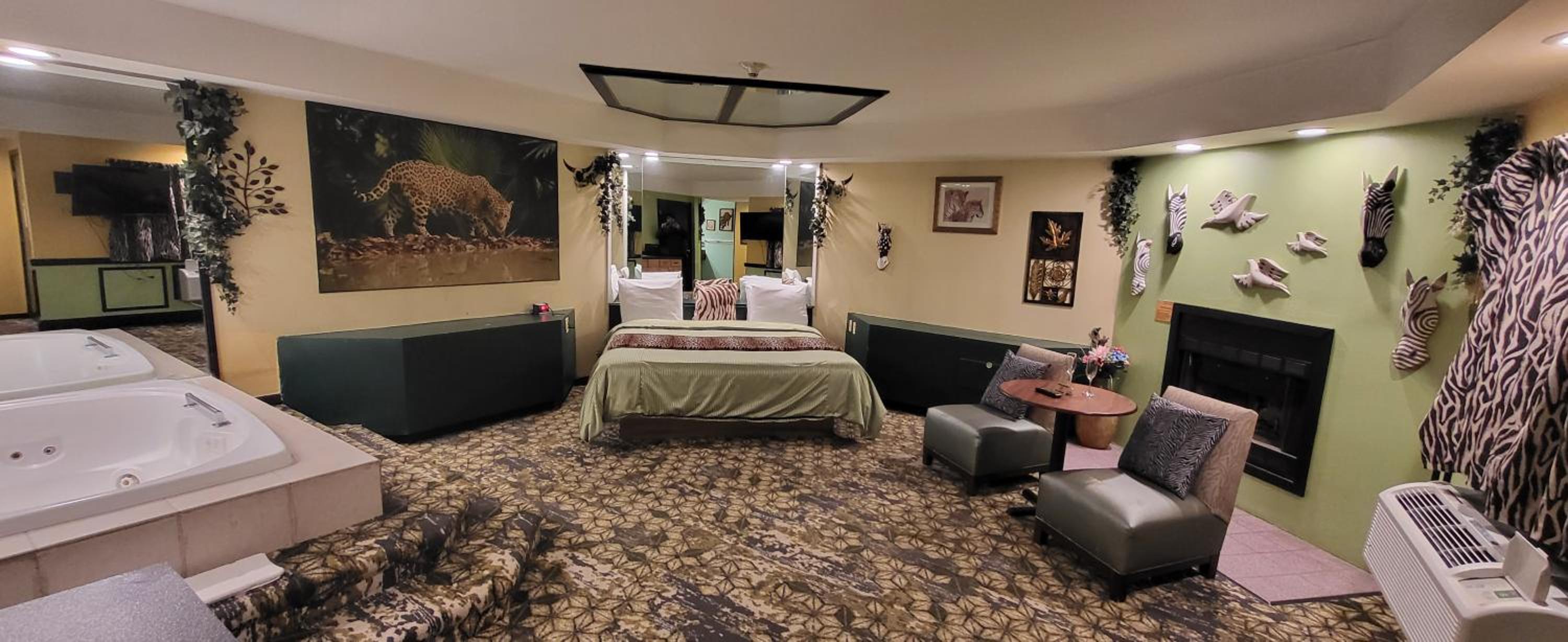 Suite with Hot Tub - Photo 5